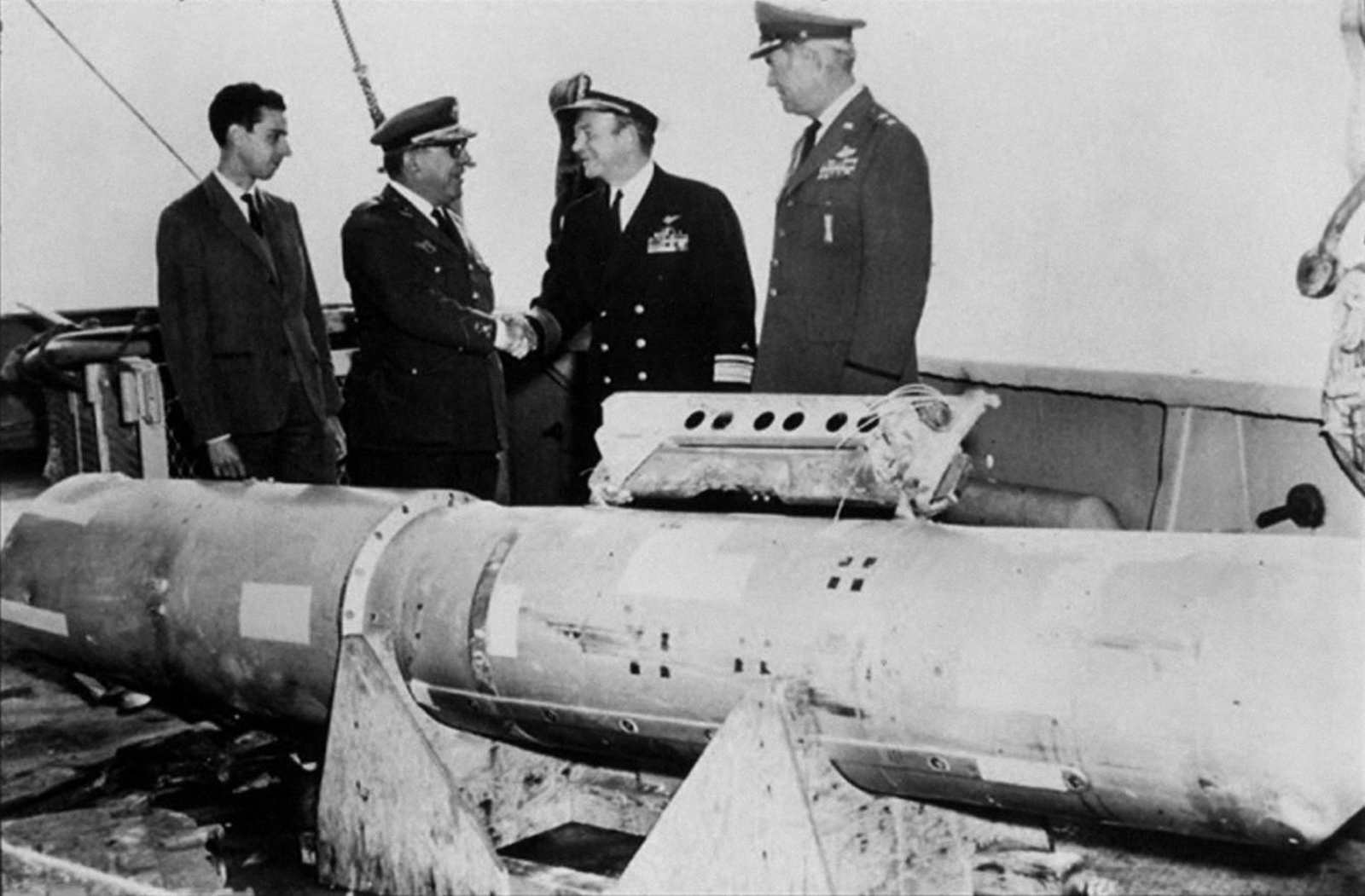 El general Montel y el almirante Guest junto a la cuarta bomba