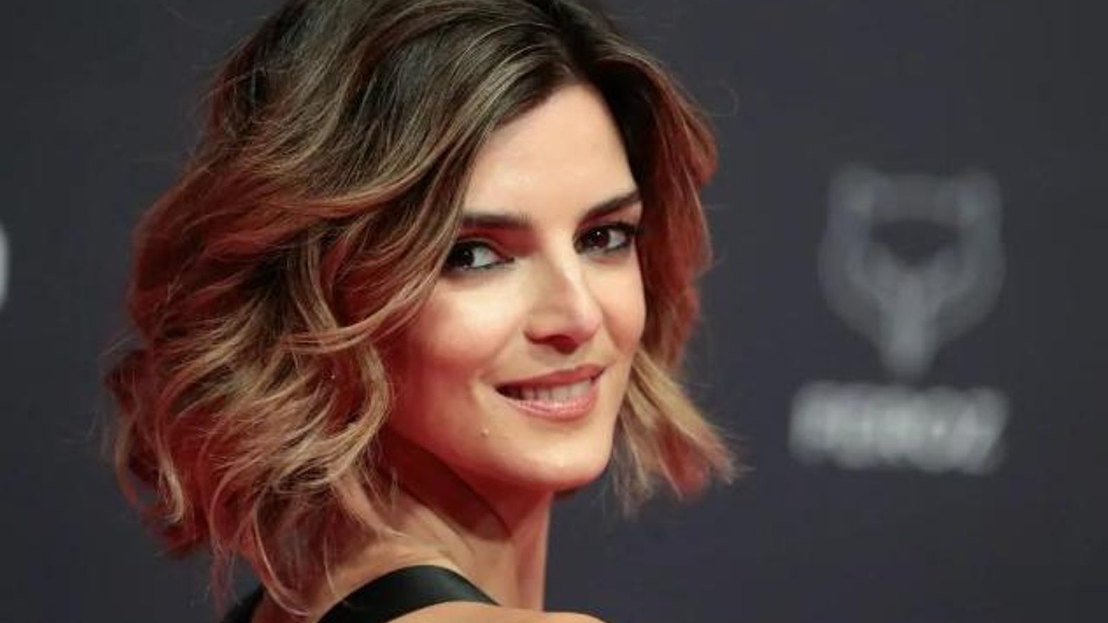 Clara Lago en una alfombra roja