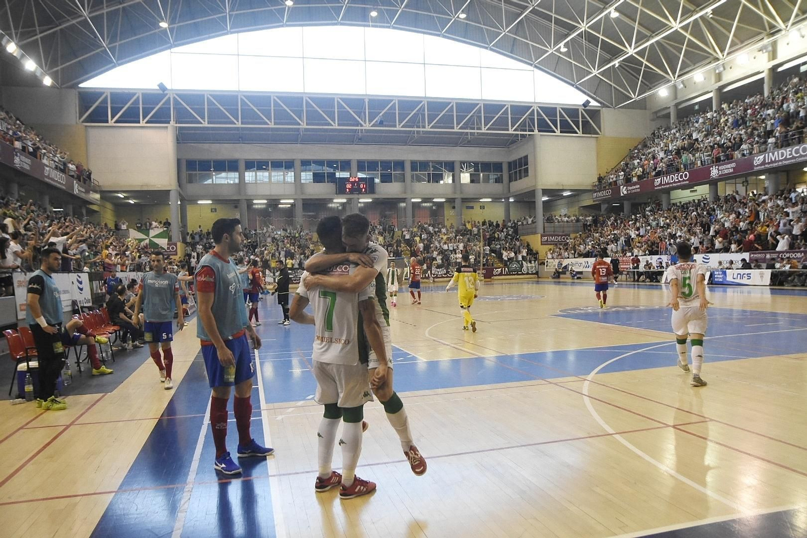 Imagen de Vista Alegre lleno hasta la bandera en el 'play off' de ascenso ante el Mengíbar.