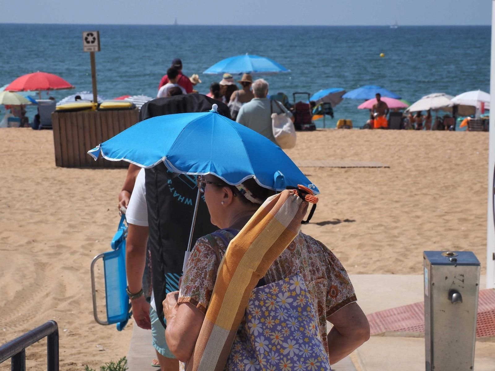 Ambiente de la playa de La Antilla a rebosar en un caluroso día