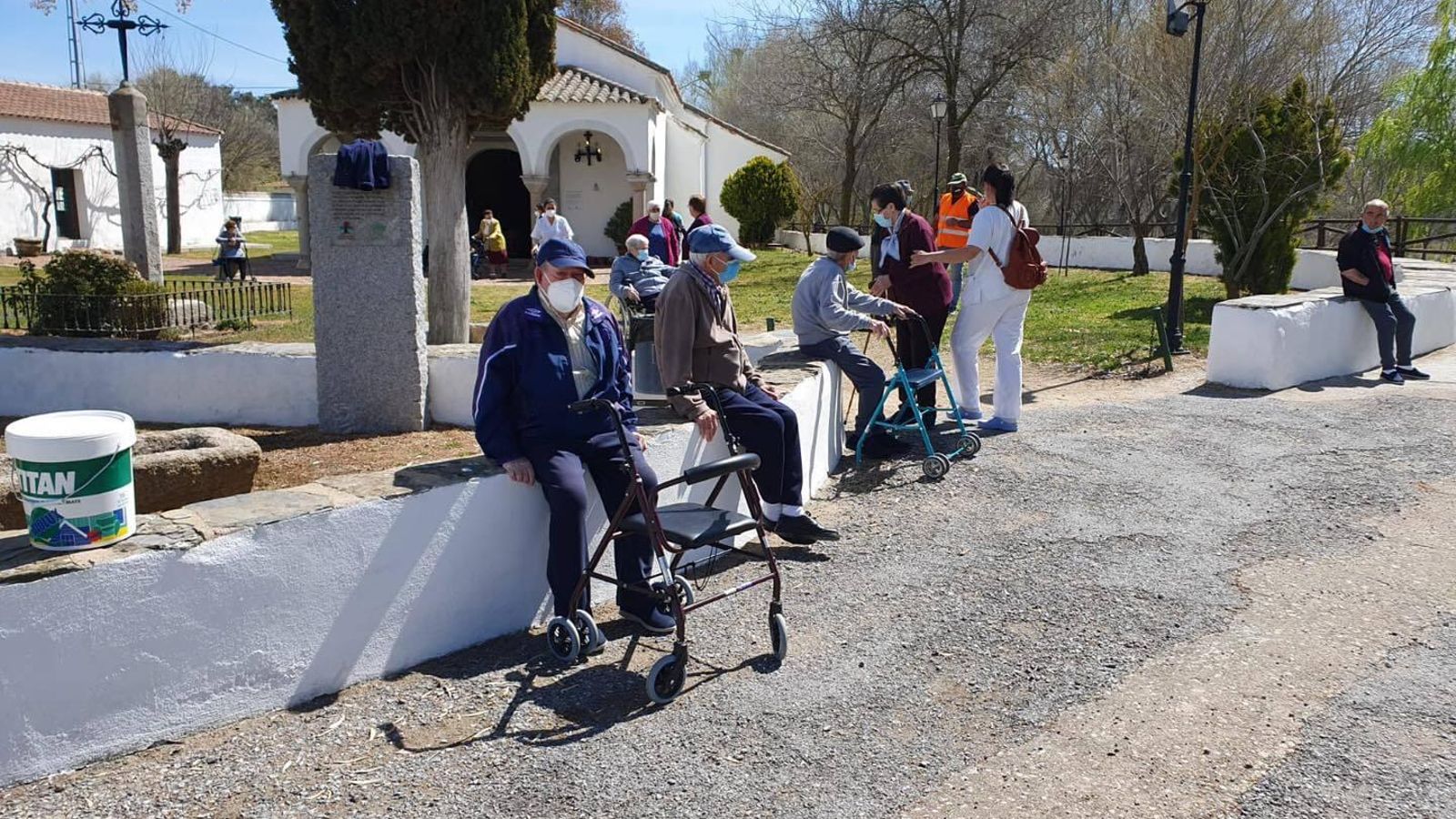 Los mayores de El Guijo visitan la ermita de la Virgen de las Cruces.