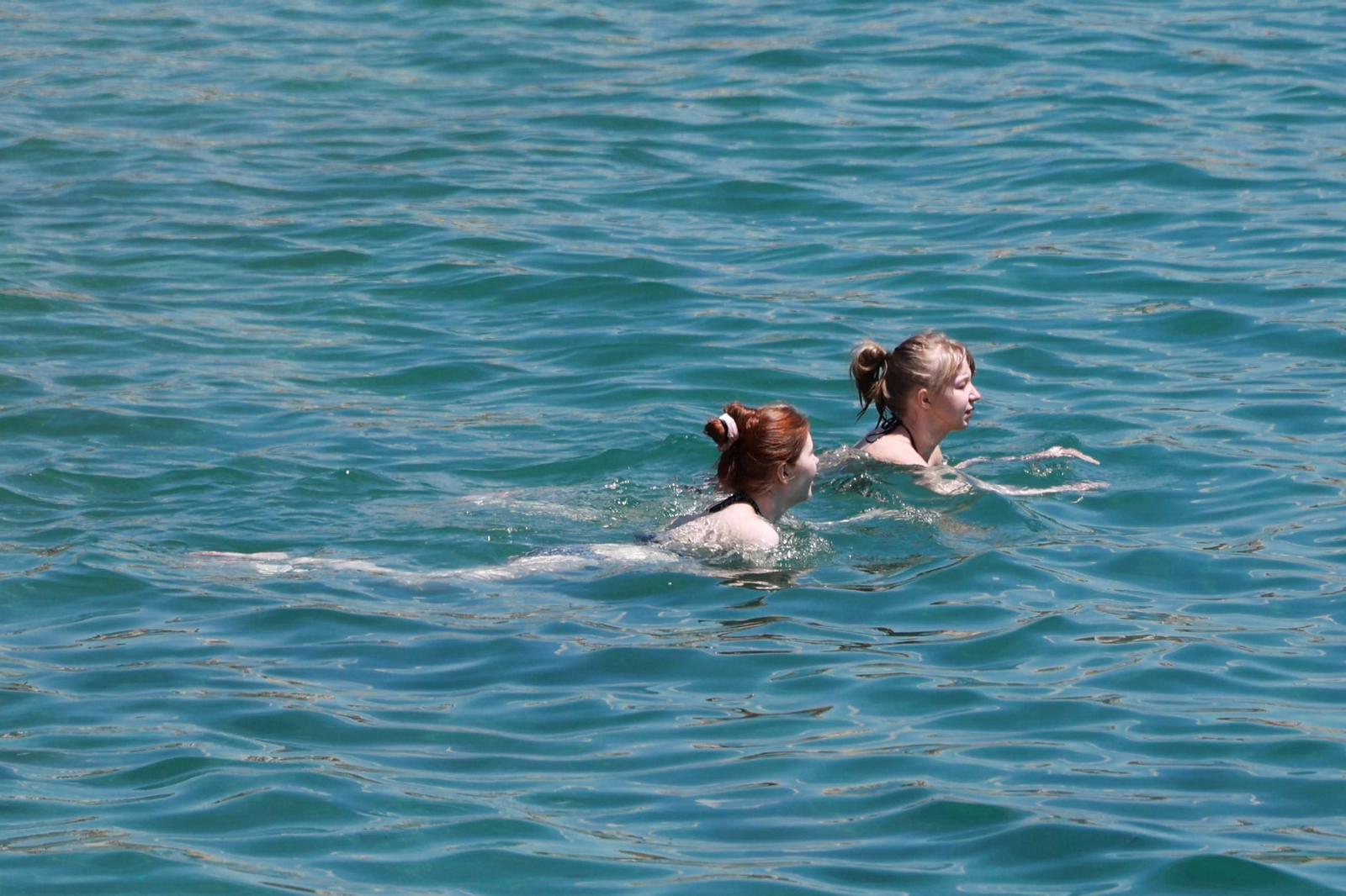 Los más de 30 grados llenan las playas de Málaga, en imágenes