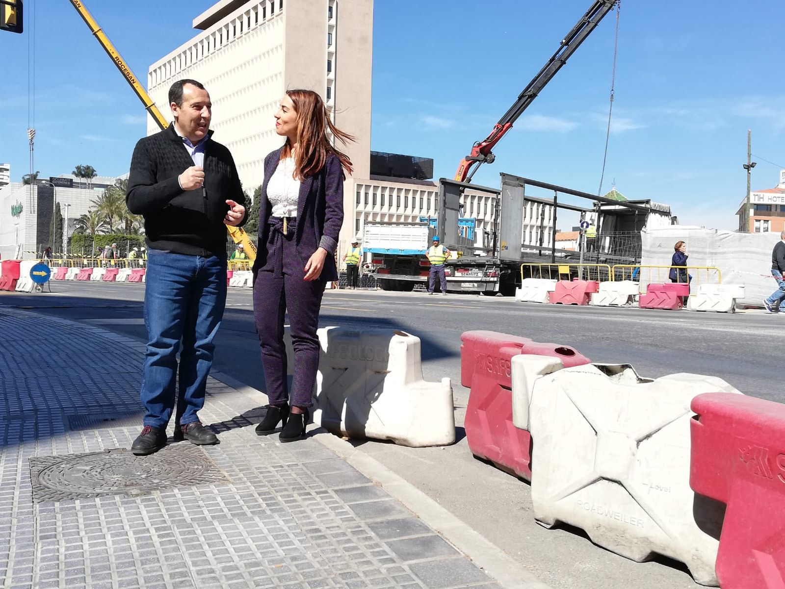 José Luis Ruiz Espejo y  Beatriz Rubiño junto a las obras del Metro en el centro de Málaga.