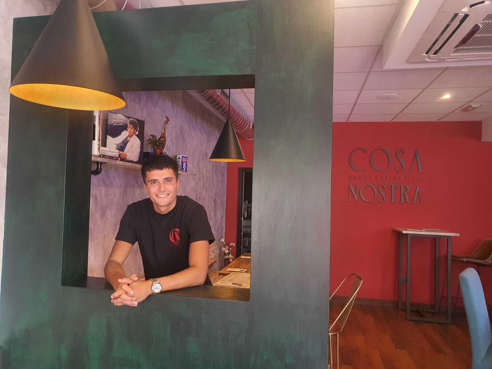 Marcos posa en el interior de la pizzería que ha montado en Costacabana.