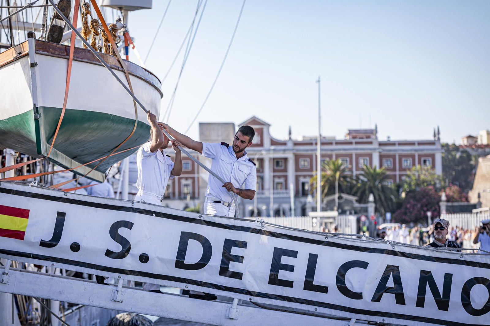 Las imágenes de la llegada del buque 'Juan Sebastián de Elcano' a Cádiz