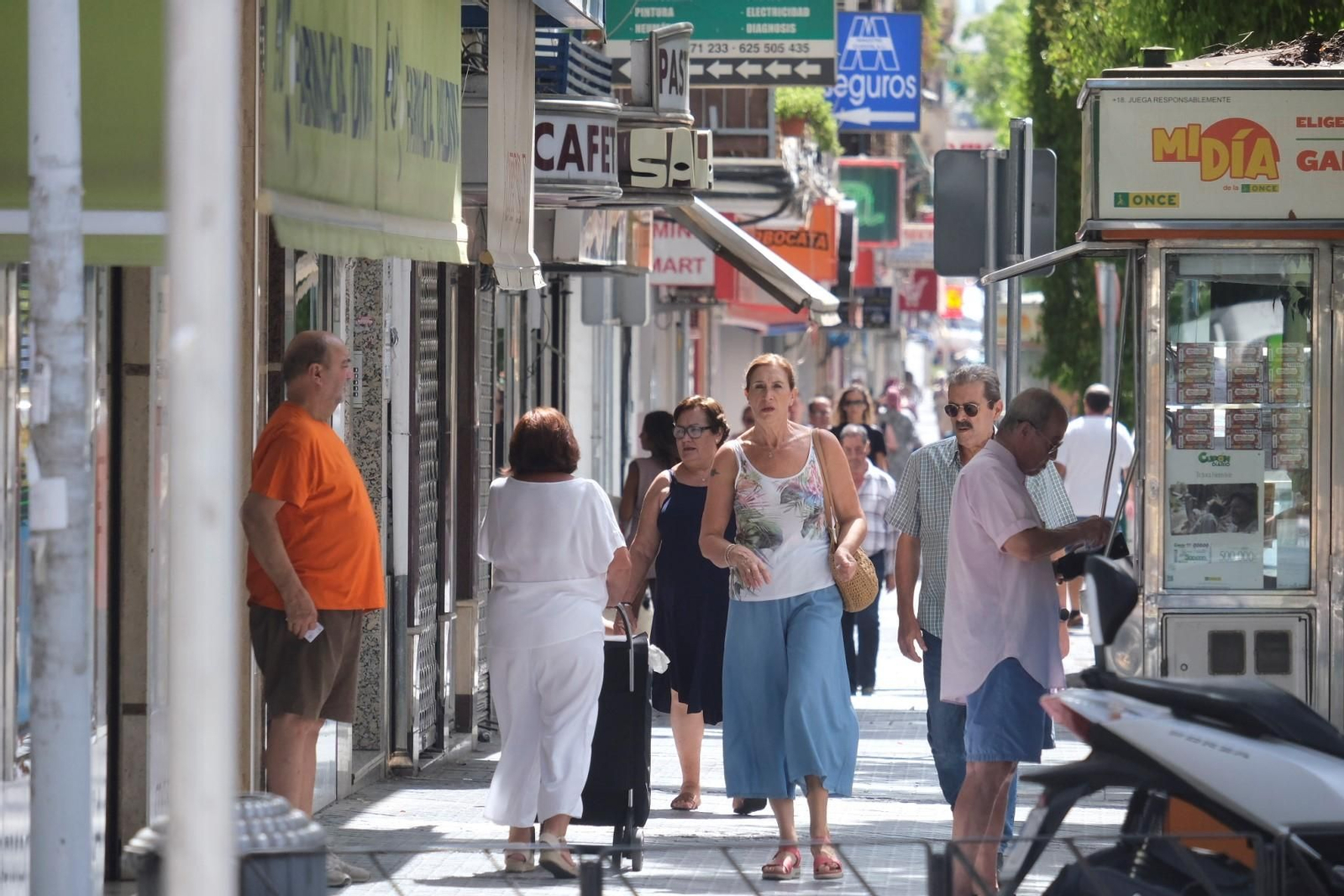 Varias personas caminan por una de las calles del barrio de Santa Rosa.