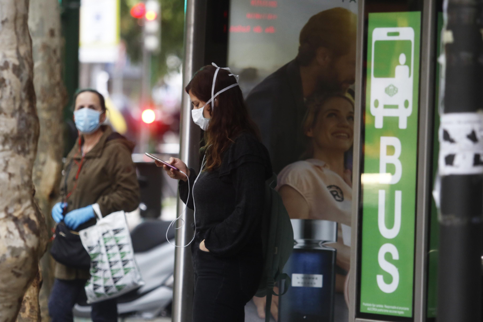 Las fotos del reparto masivo de mascarillas y la vuelta al trabajo en algunos sectores en Córdoba
