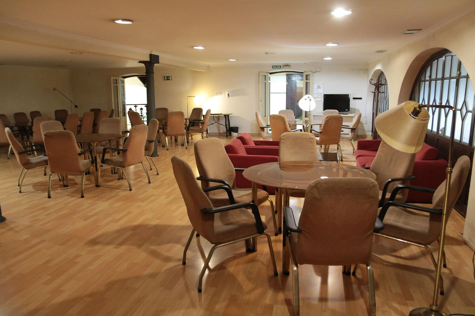 Así de espectaculares son los salones del Círculo Mercantil de Almería