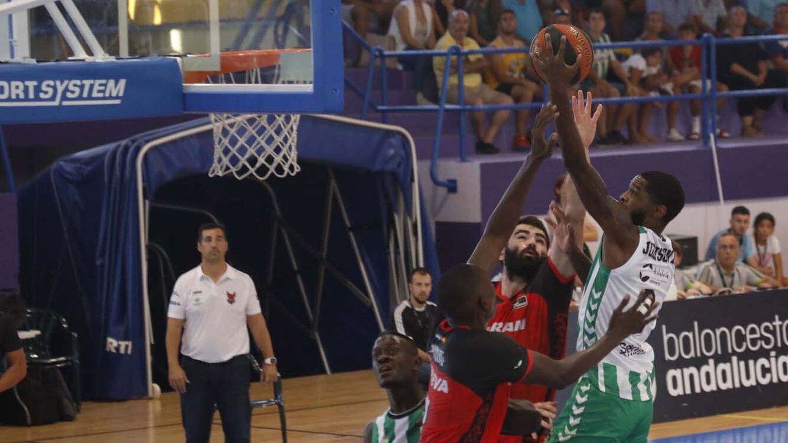 Las fotos de Real Betis - Fundación Granada en la Línea