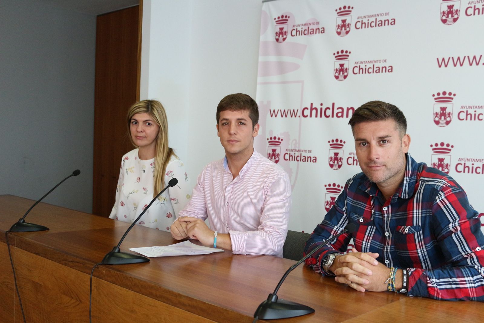 El edil José Alberto Cruz (centro), con Lucía del Castillo y Carlo Amadeo.