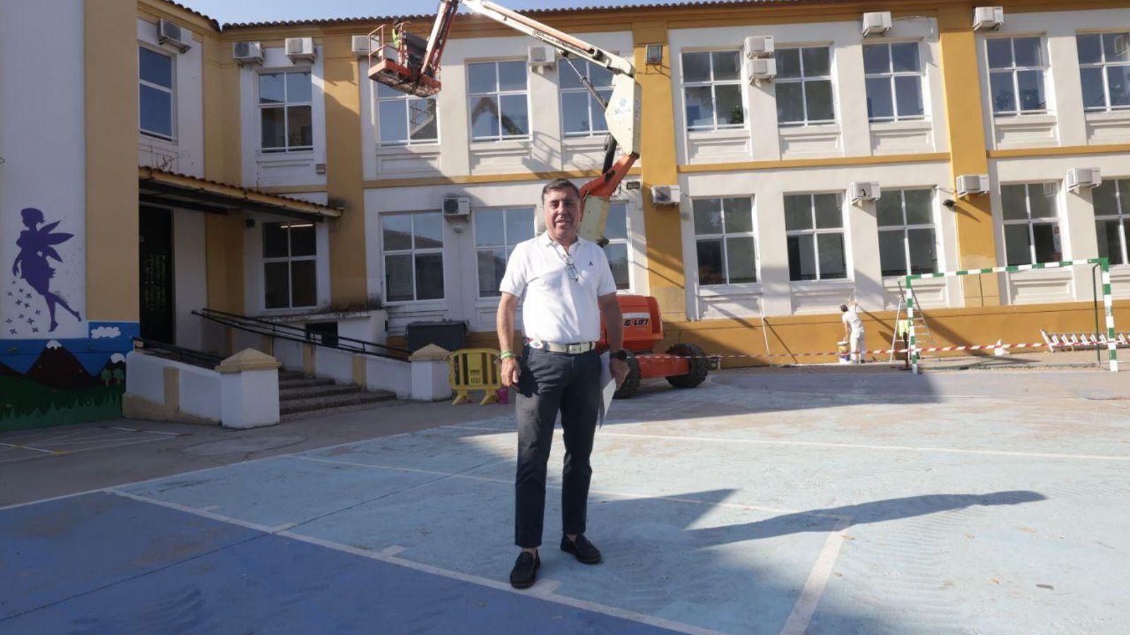 Miguel Ruiz Madruga en el patio del colegio Colón de Córdoba.