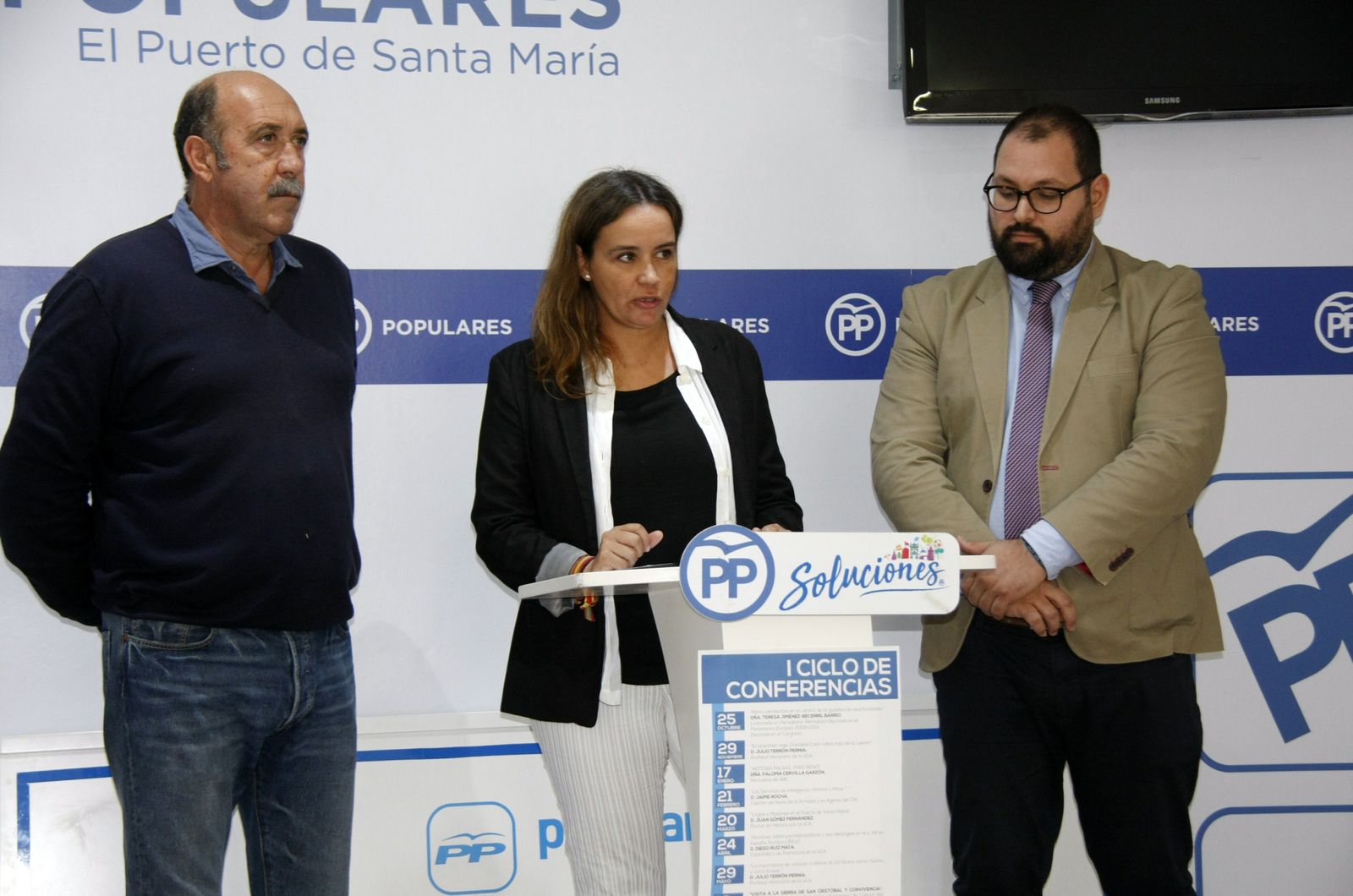 Mercedes Sánchez Toronjo, junto a Carmelo Navarro y Javier Bello, en la presentación del I Ciclo de Conferencias del PP.