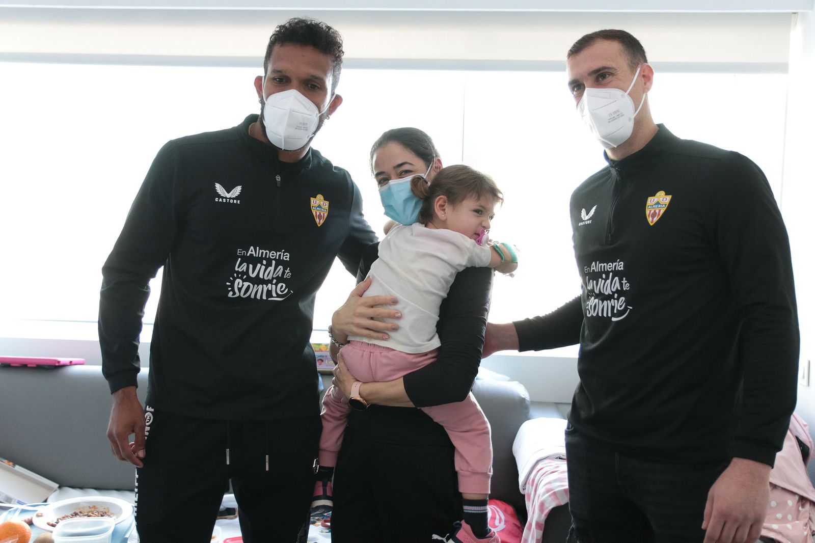 Los Reyes Magos de la UD Almería entregan sus regalos a los niños hospitalizados de Torrecárdenas