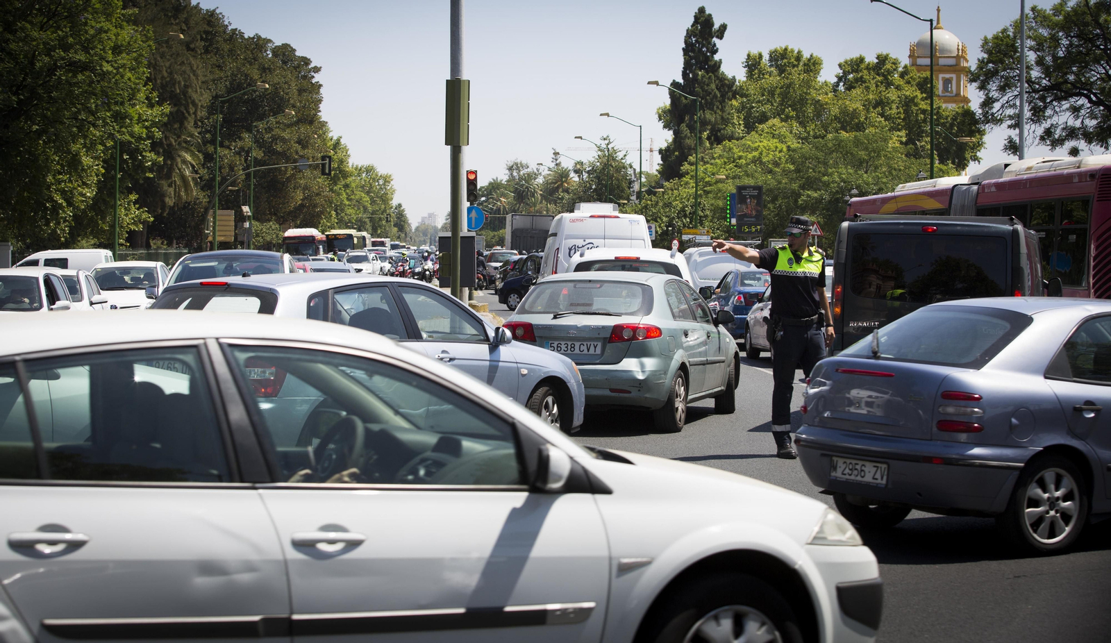 Atascos en Sevilla por el corte del Puente de las Delicias