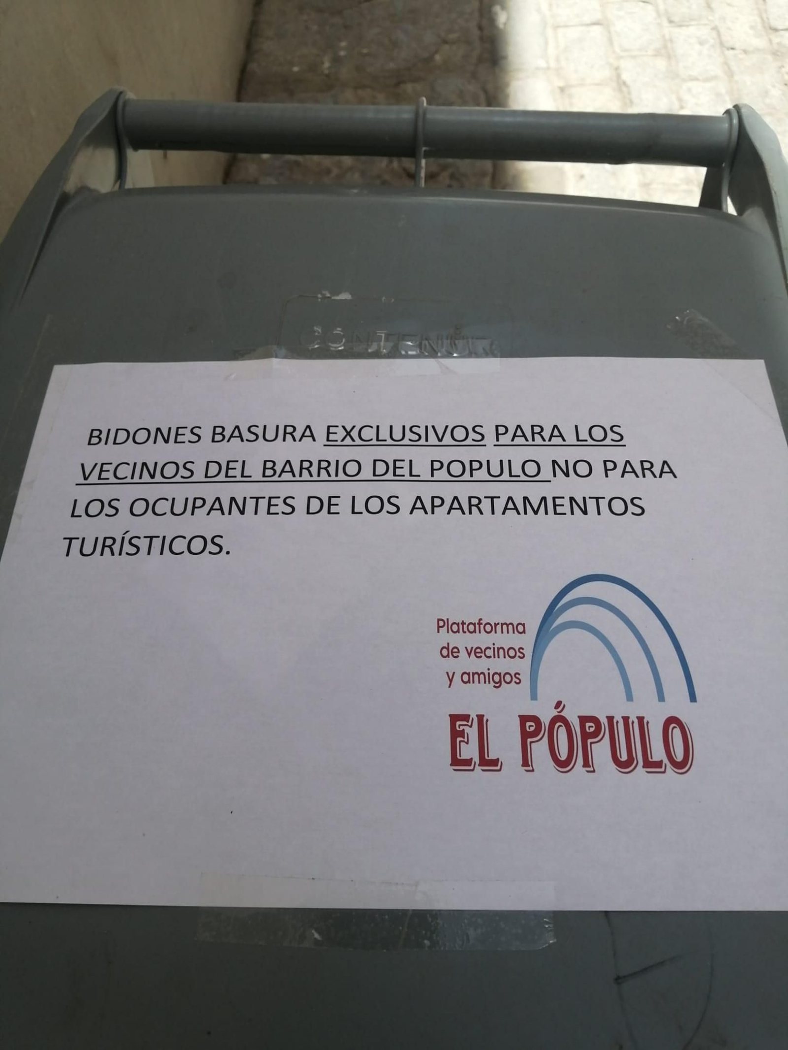 Uno de los carteles por el uso exclusivo de los bidones por parte de los vecinos del Pópulo.
