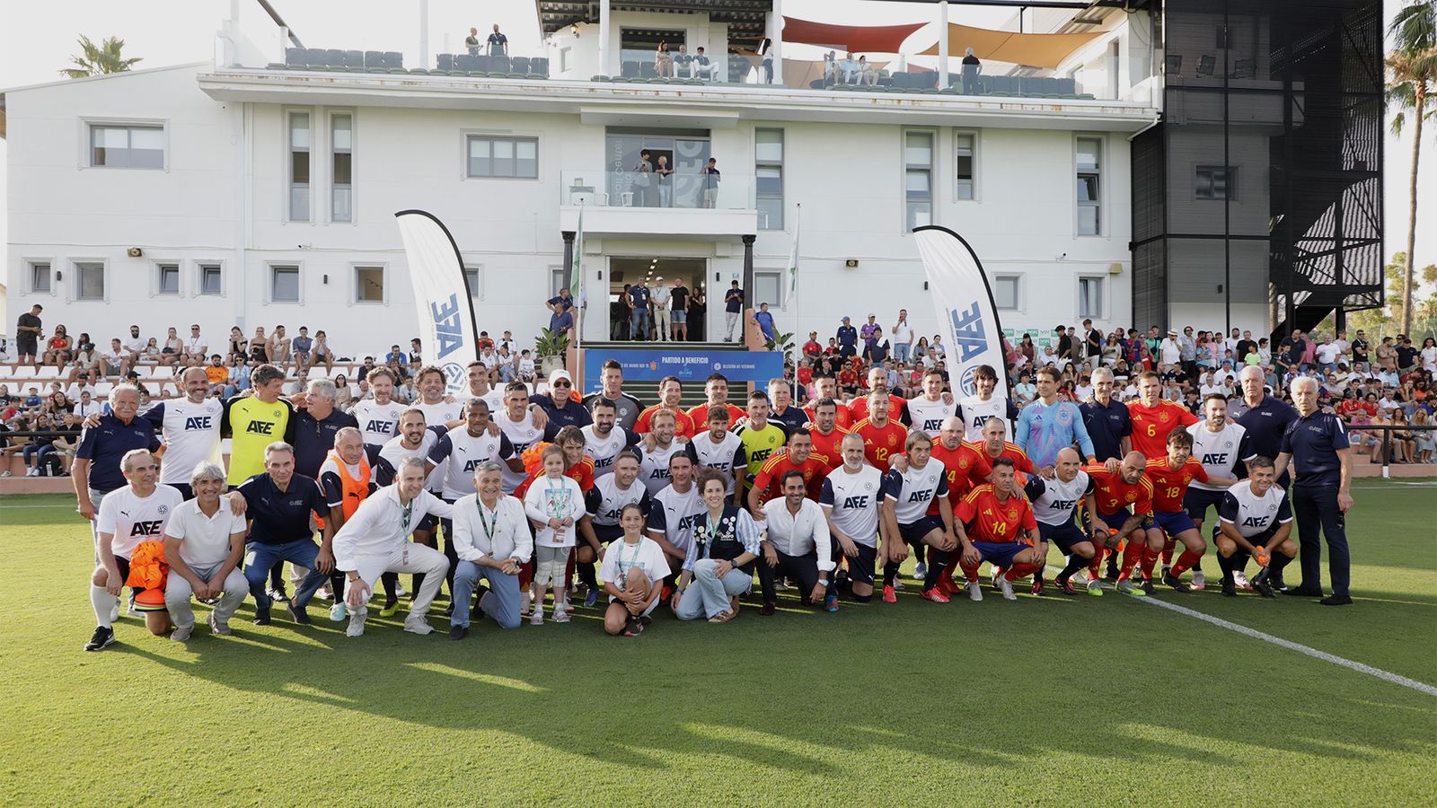 Xavi se luce en Marbella para ayudar a los enfermos de Piel de Mariposa.