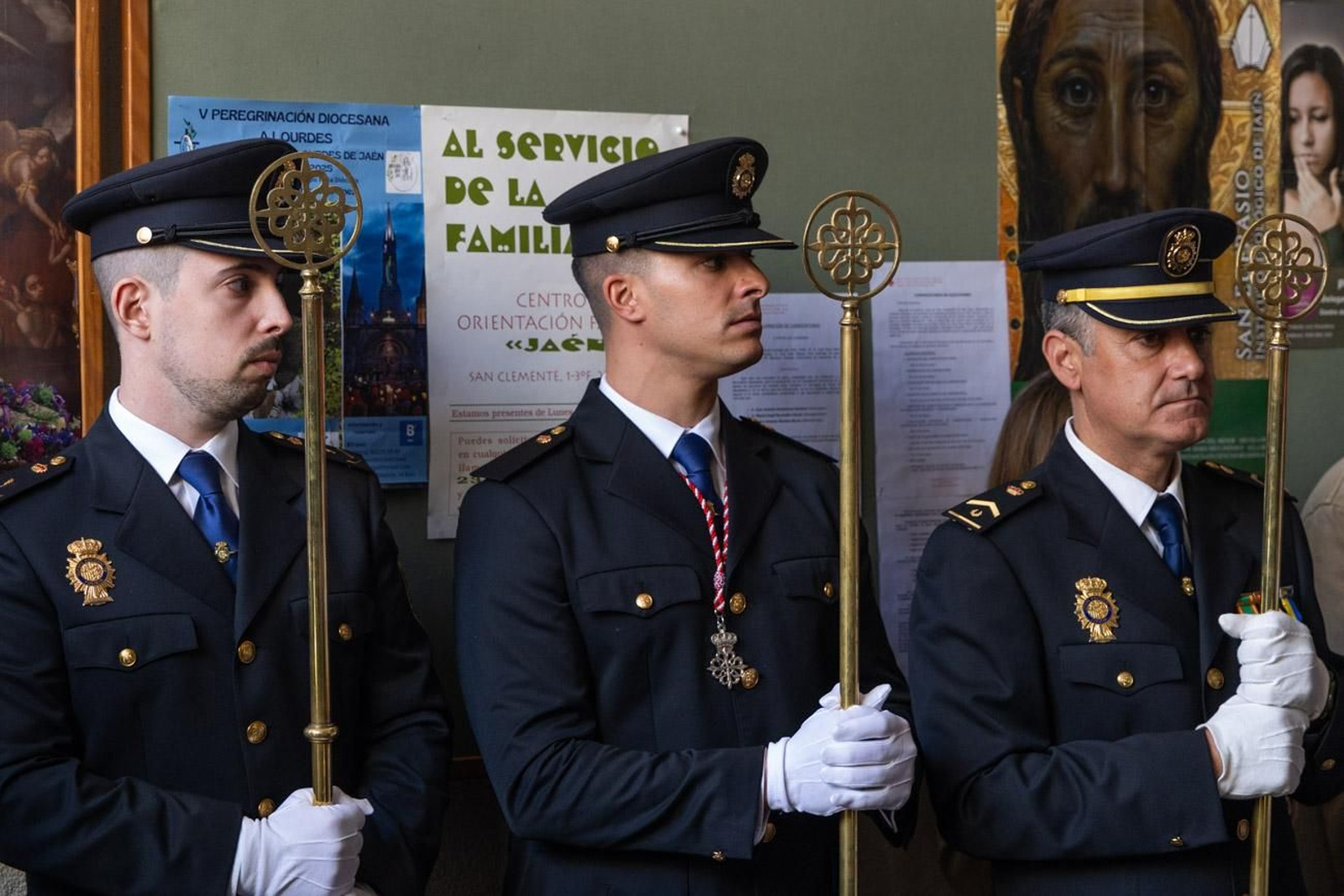 La temida lluvia impide el desarrollo normal de este Martes Santo
