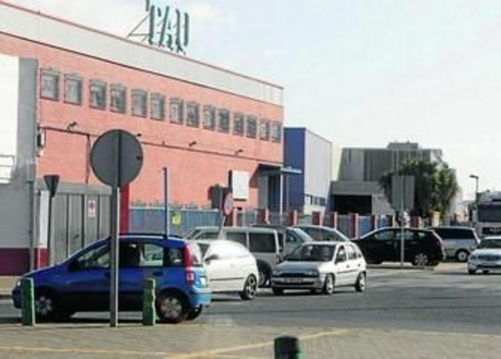 Actividad en un polígono del distrito Este, ayer por la mañana.