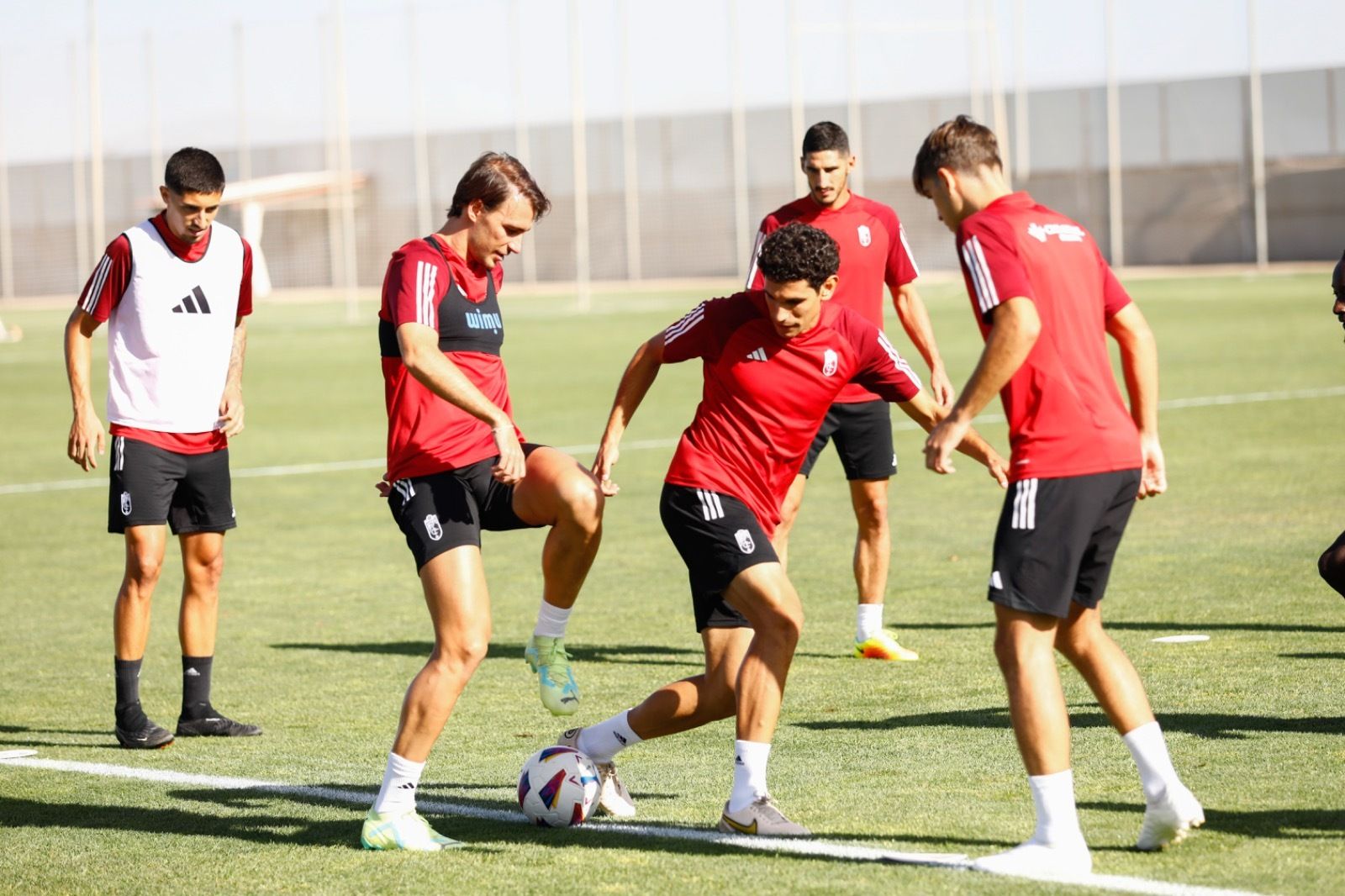Vallejo pugna por el balón con Ignasi Miquel en el entreno de este viernes