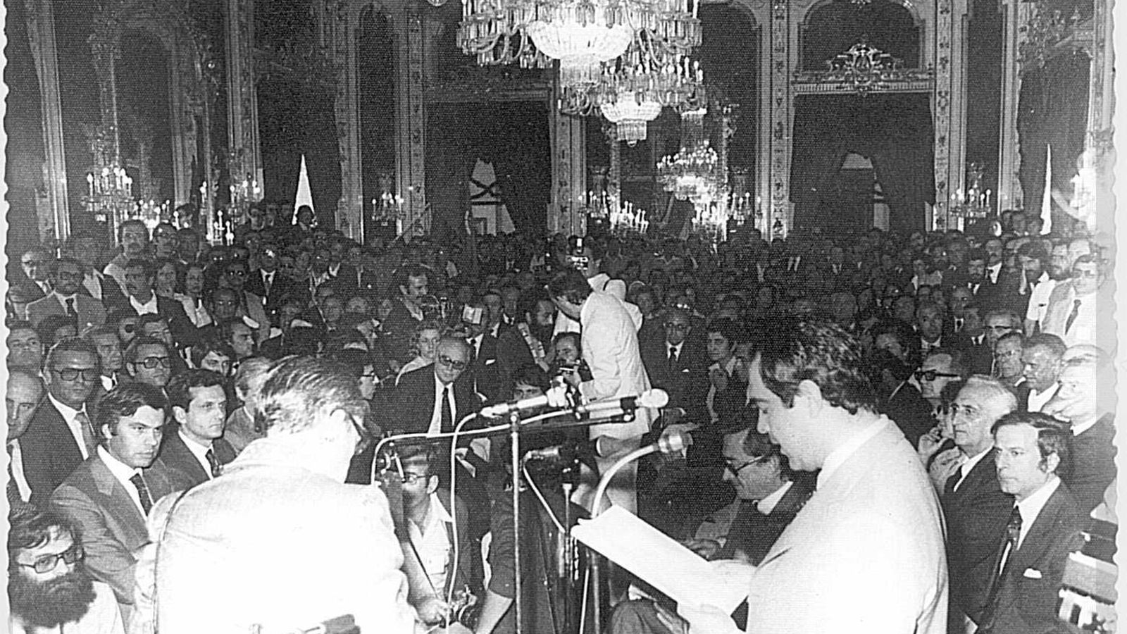 Constitución en Cádiz de la Junta de Andalucía. Toma de posesión de su primer presidente, Plácido Fernández Viagas