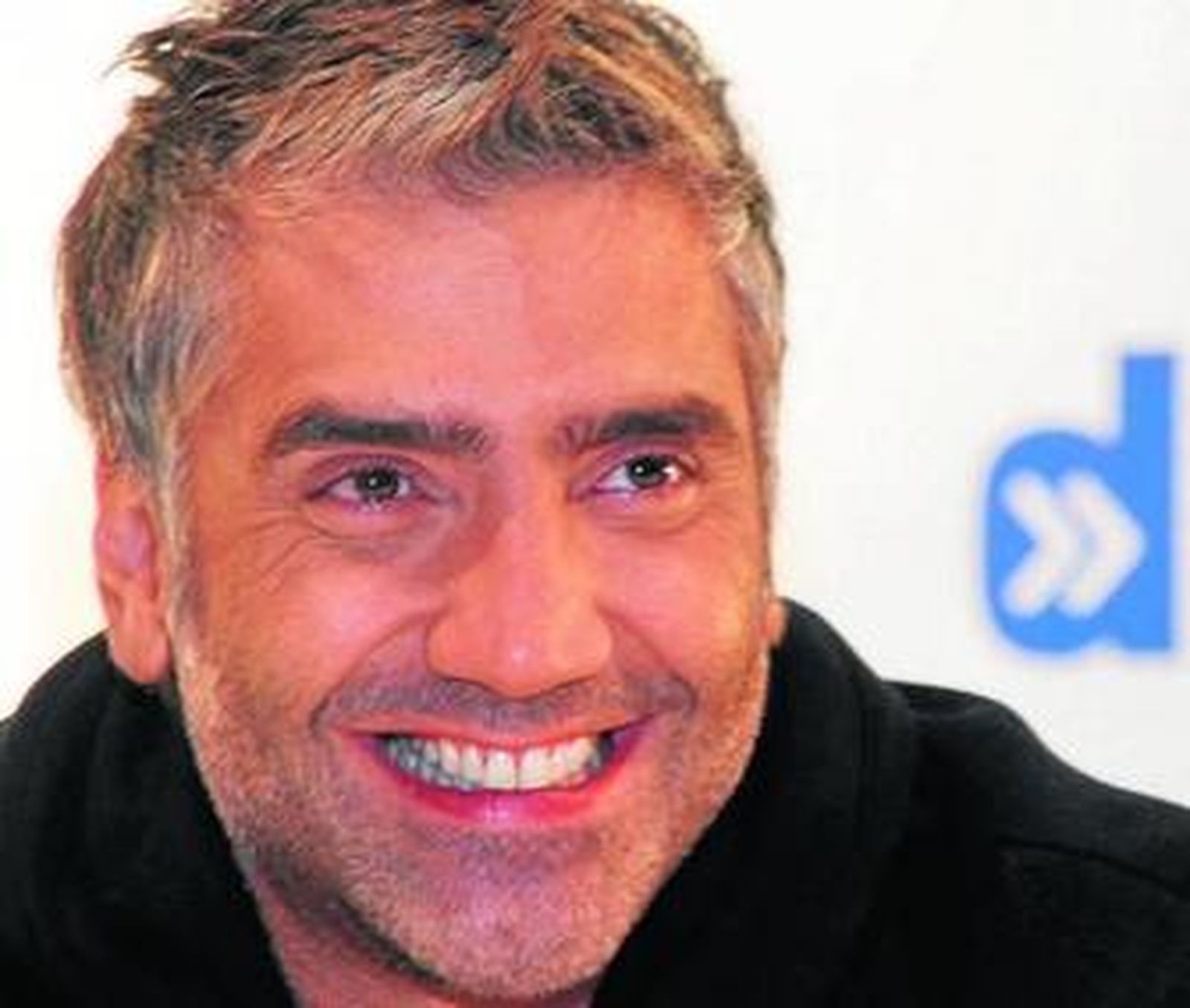 Con una continua sonrisa, Alejandro Fernández atiende siempre a su público.