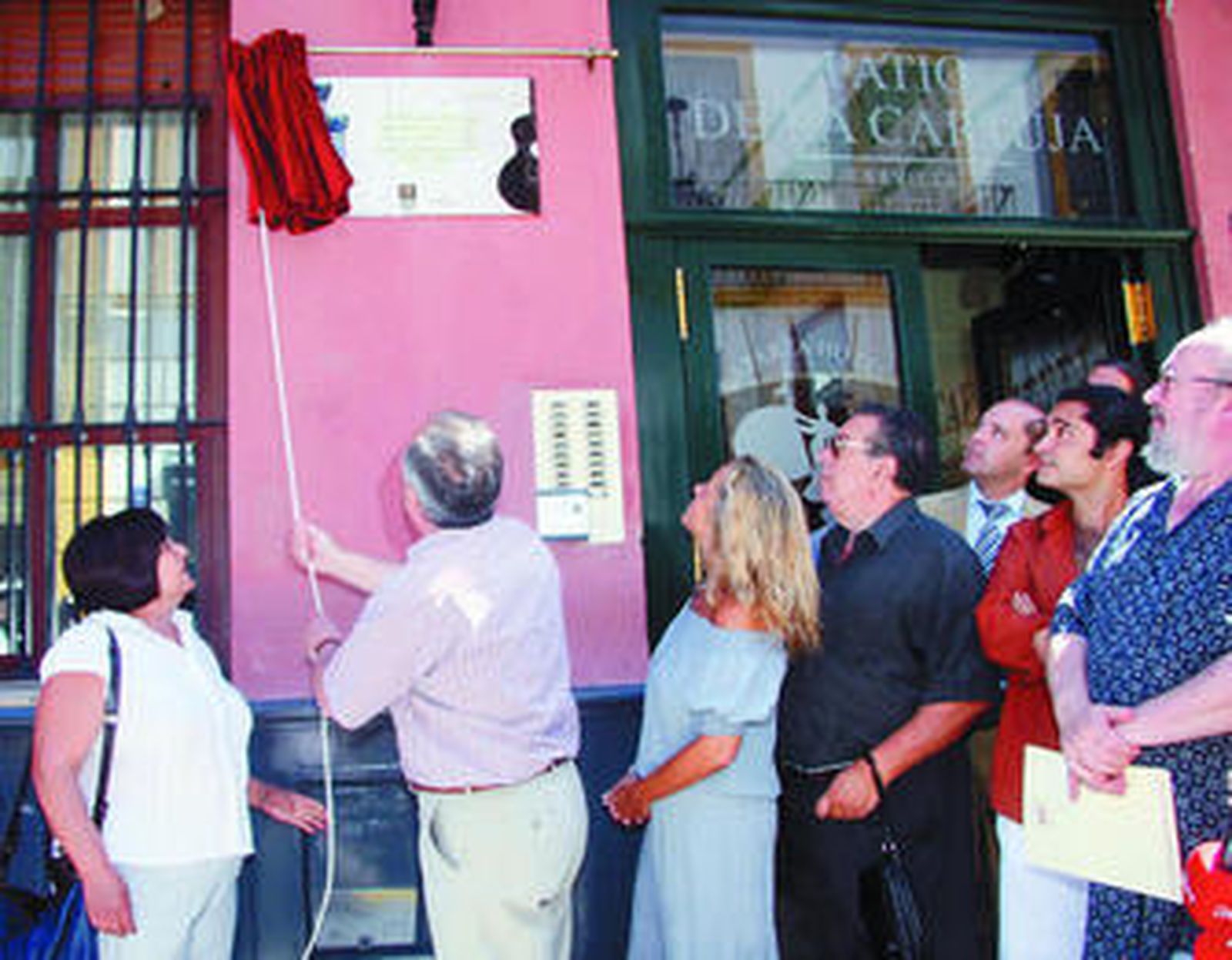 El concejal delegado del Distrito del Casco Antiguo destapa el azulejo ante la familia del artista
