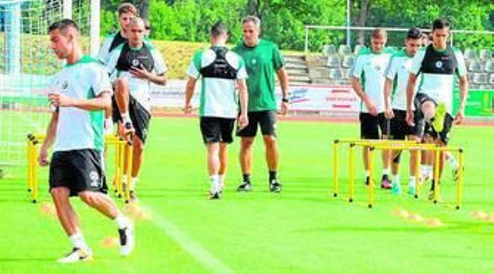 Marcos Álvarez da instrucciones a los jugadores en la sesión matinal.
