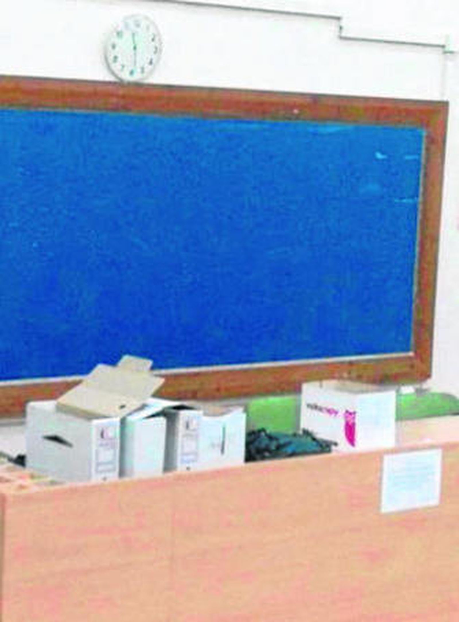 Imagen cedida de la caja donde llegaron los exámenes sin precintar.