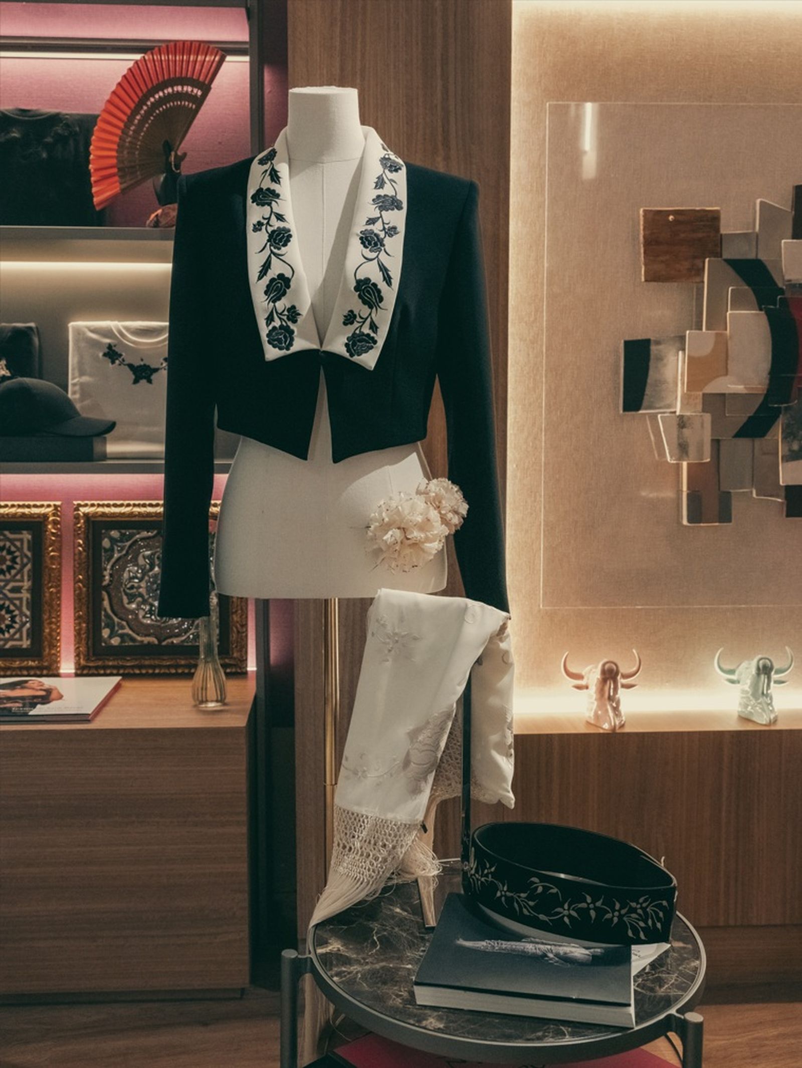 Chaquetas y cinturones bordados componen esta colección de complementos.