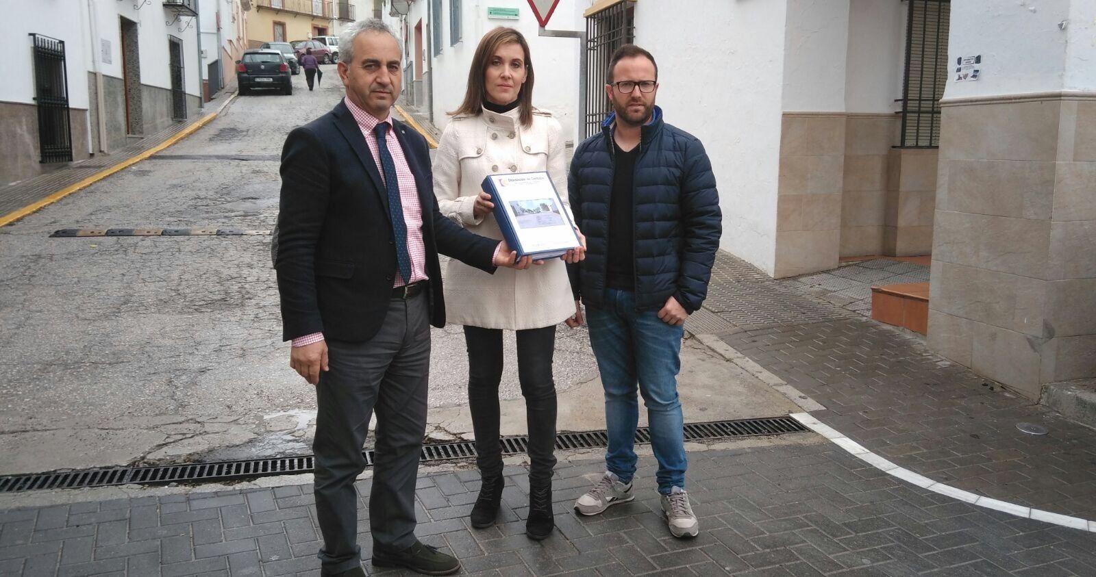 Maximiano Izquierdo entrega el proyecto a la alcaldesa, Teresa Romero.