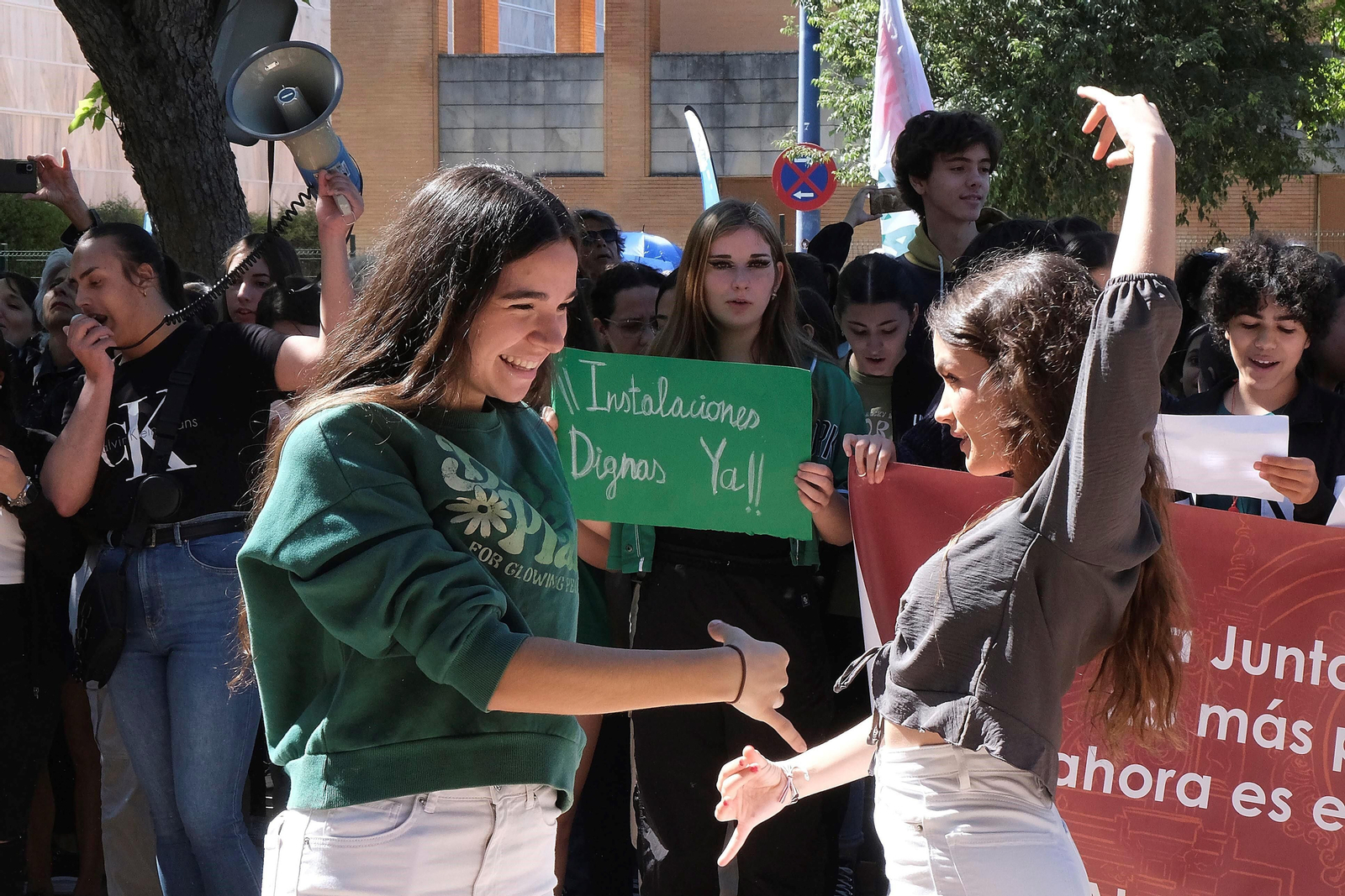 Dos alumnas bailan en la manifestación del pasado miércoles.