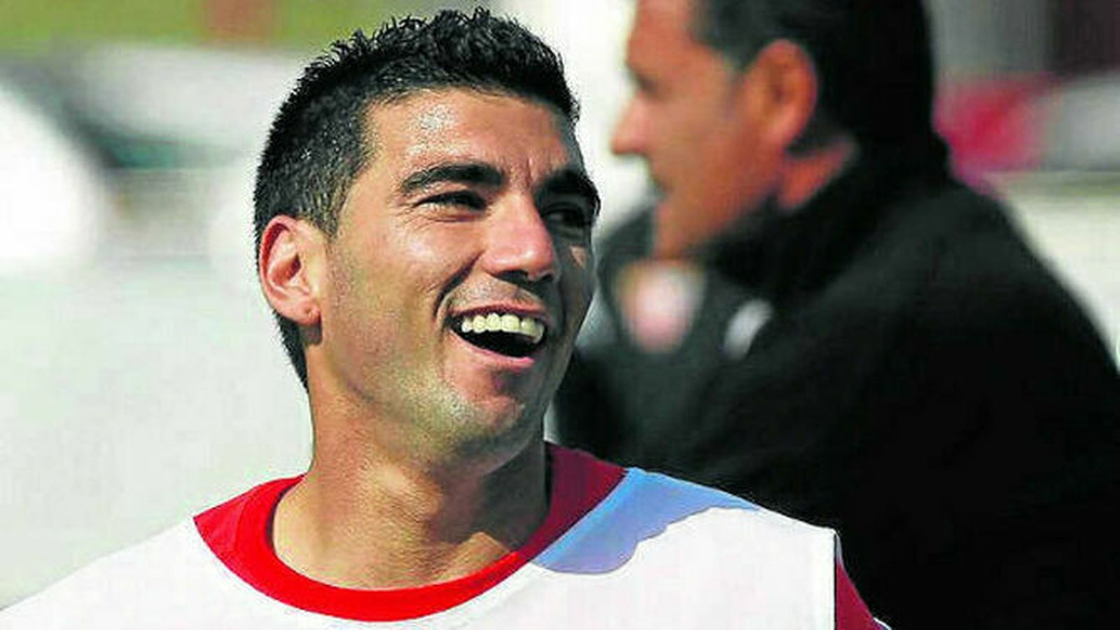 José Antonio Reyes (1983-2019). El ex futbolista del SevillaJosé Antonio Reyesfallecíaen unaccidente de tráficocuando conducía por la autovíaUtrera-Sevilla. El jugador, de35 años,regresaba acompañado de dos primos, uno de ellos también fallecido en el acto y otro herido de gravedad que logró recuperarse, de Almendralejo, donde el futbolista había entrenado con sus compañeros en elExtremadura,club al que pertenecía.
