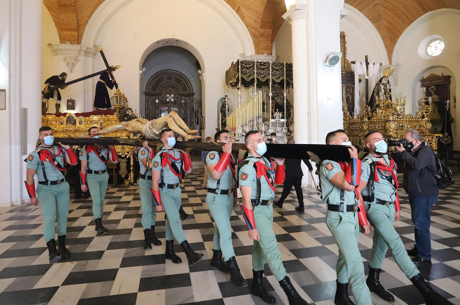 La Legión acompaña al Cristo de la Vera+Cruz en su procesión por Huelva, en imágenes