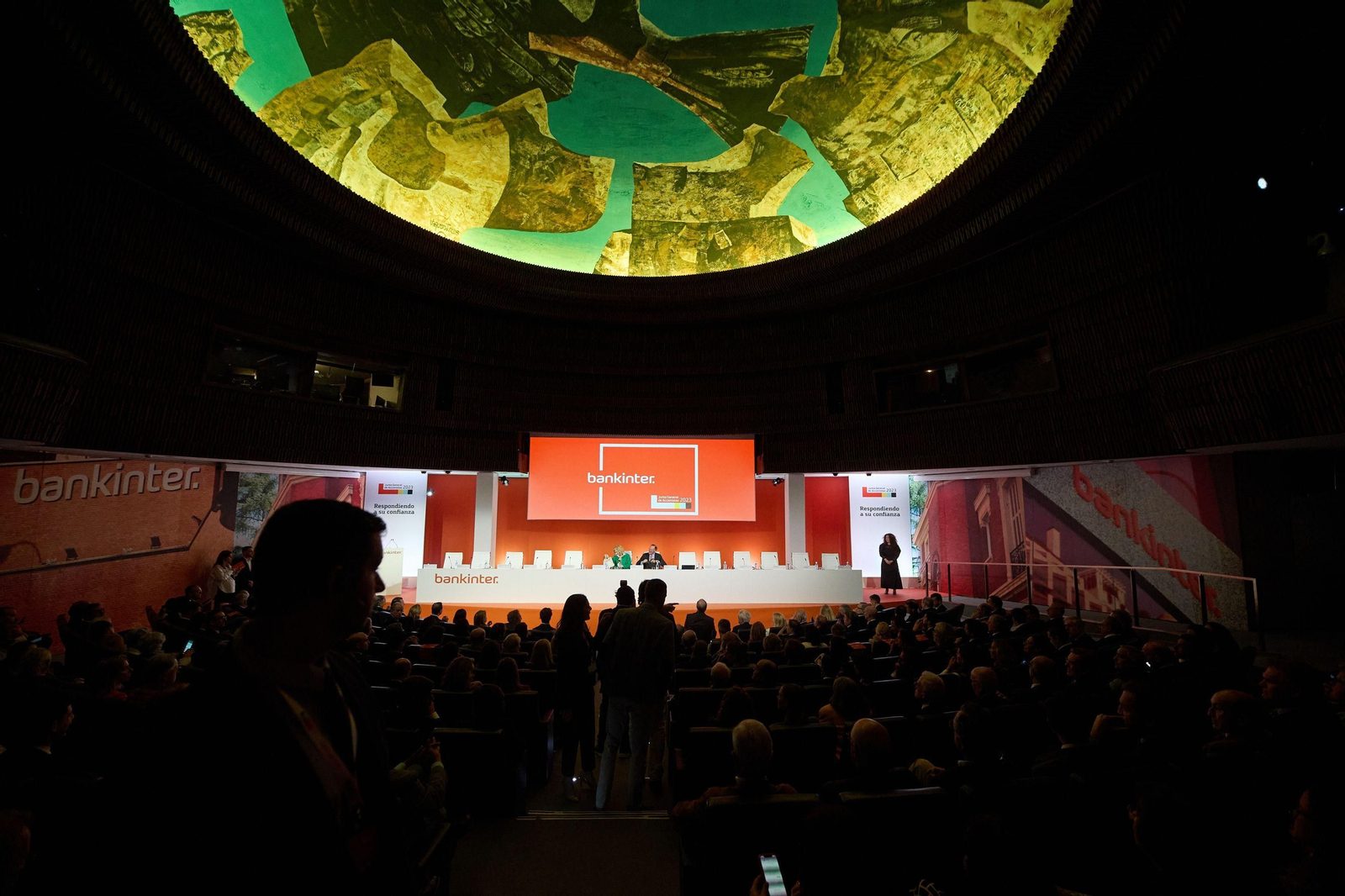 El presidente de Bankinter, Pedro Guerrero, y la consejera delegada de Bankinter, María Dolores Dancausa, durante la Junta general de Accionistas.