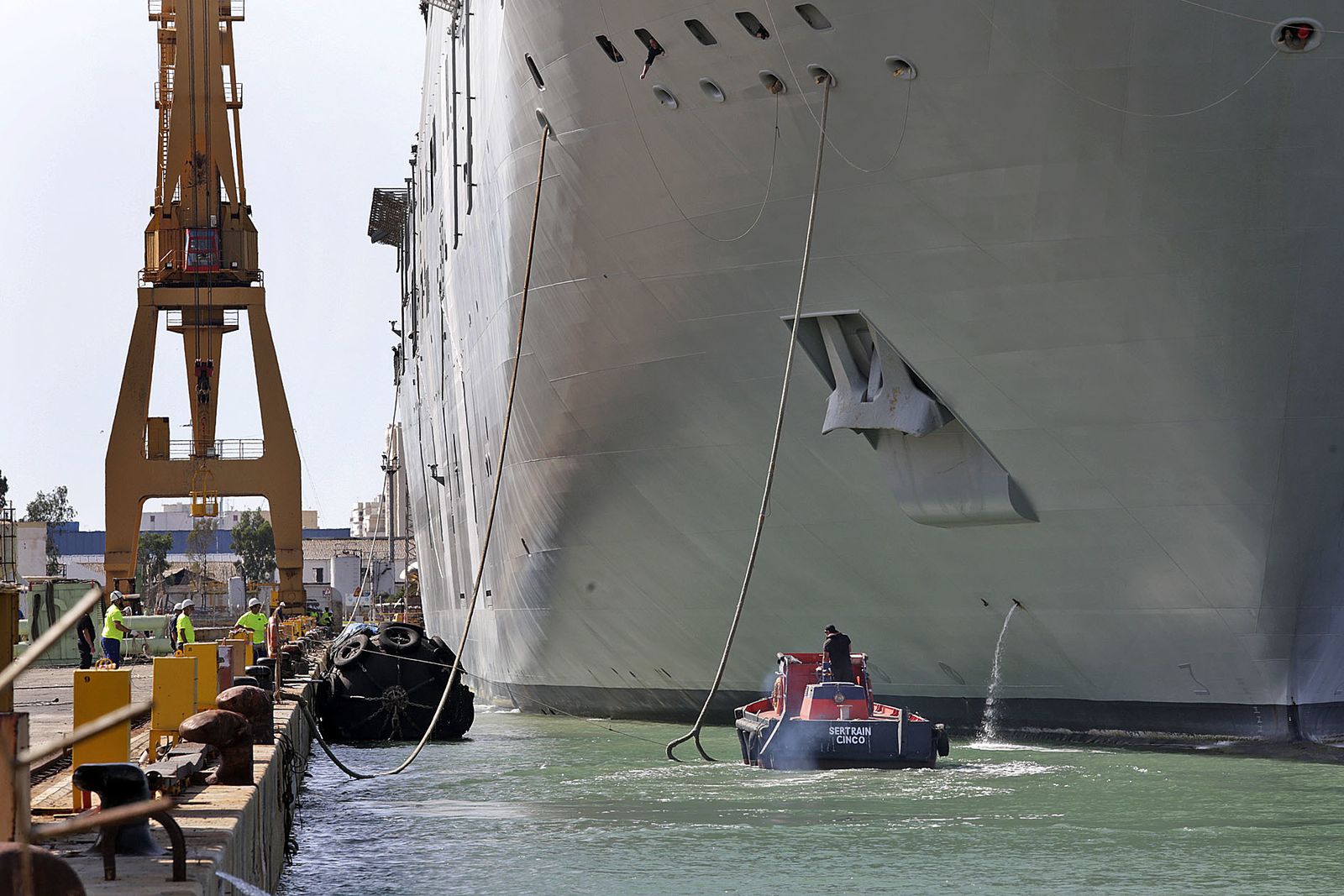 Las imágenes de la llegada del 'Juan Carlos I' al astillero de Cádiz