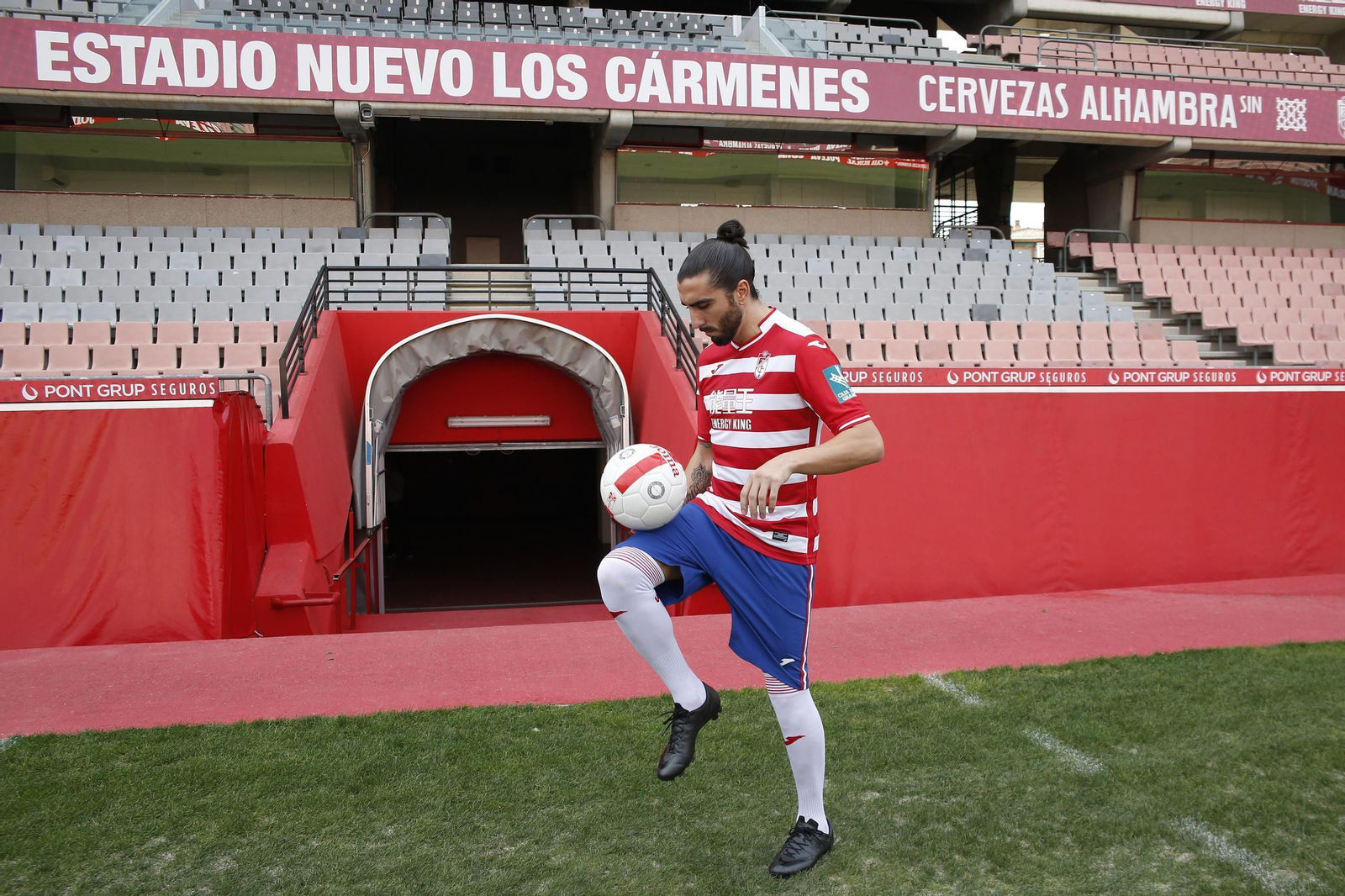Chico Flores da sus primeros toques con la camiseta del Granada CF en el acto de presentación de ayer por la tarde.