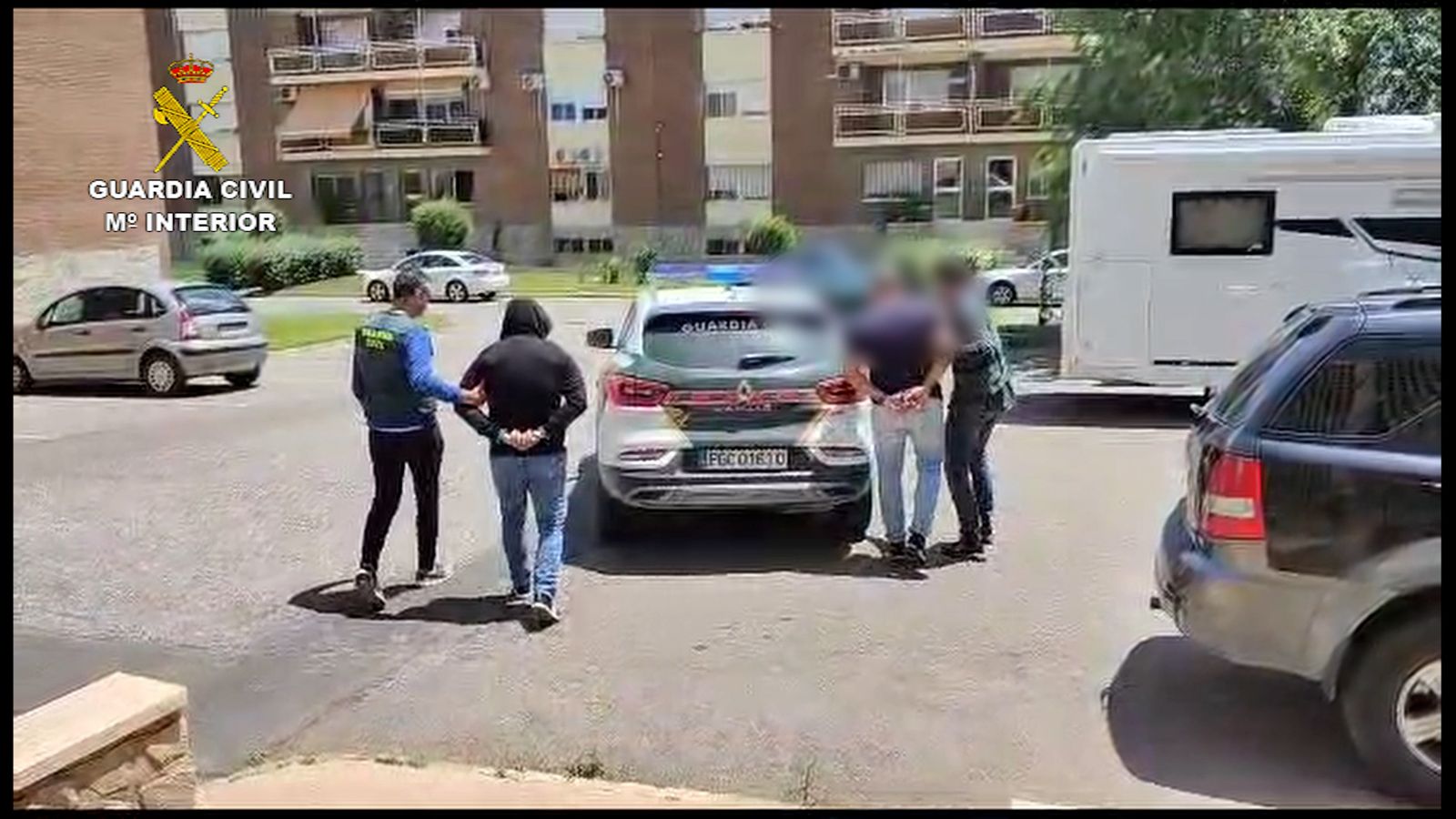 La Guardia Civil con los detenidos en Adra.
