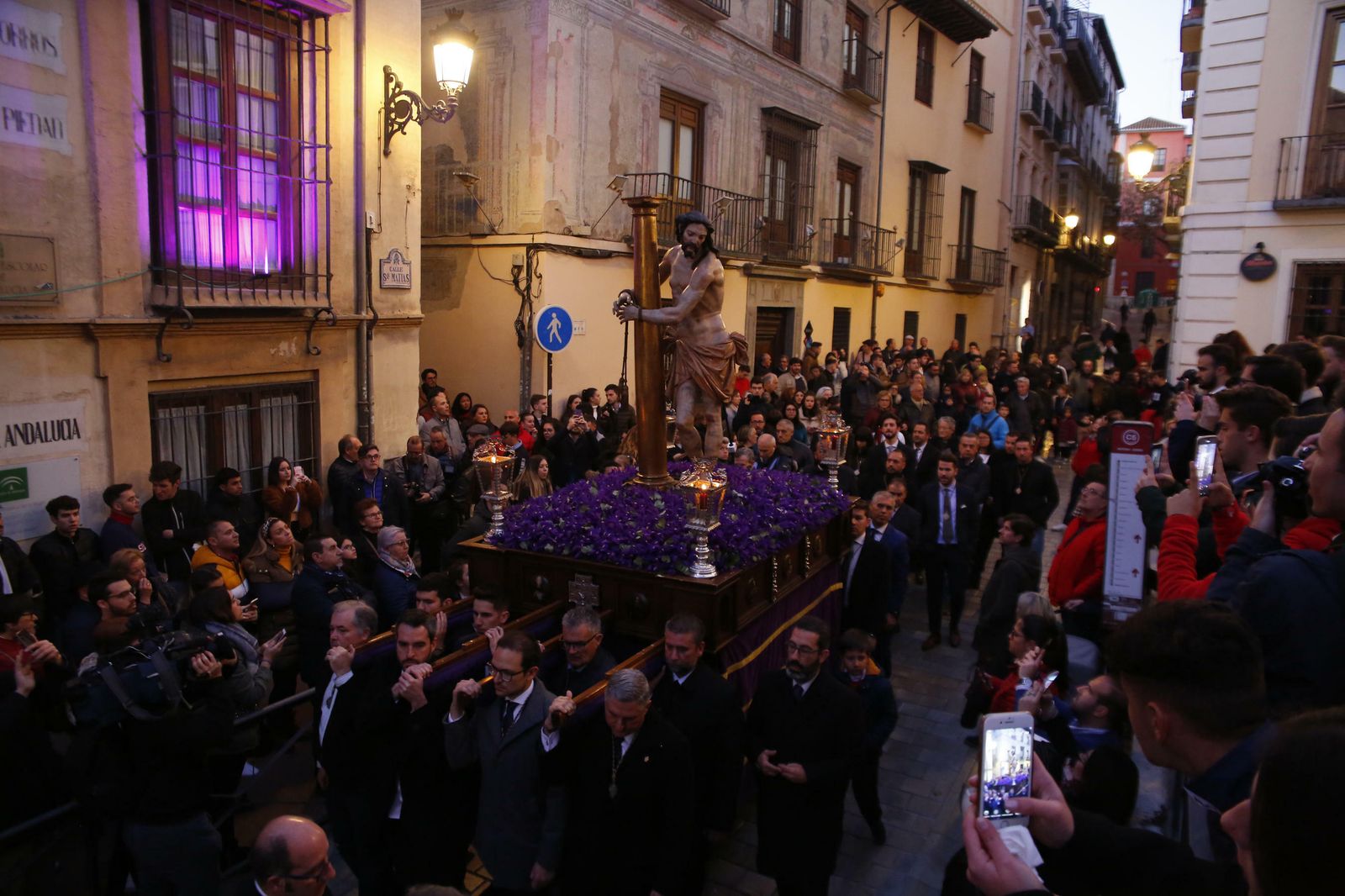 El vía crucis oficial de las cofradías de Granada, en imágenes