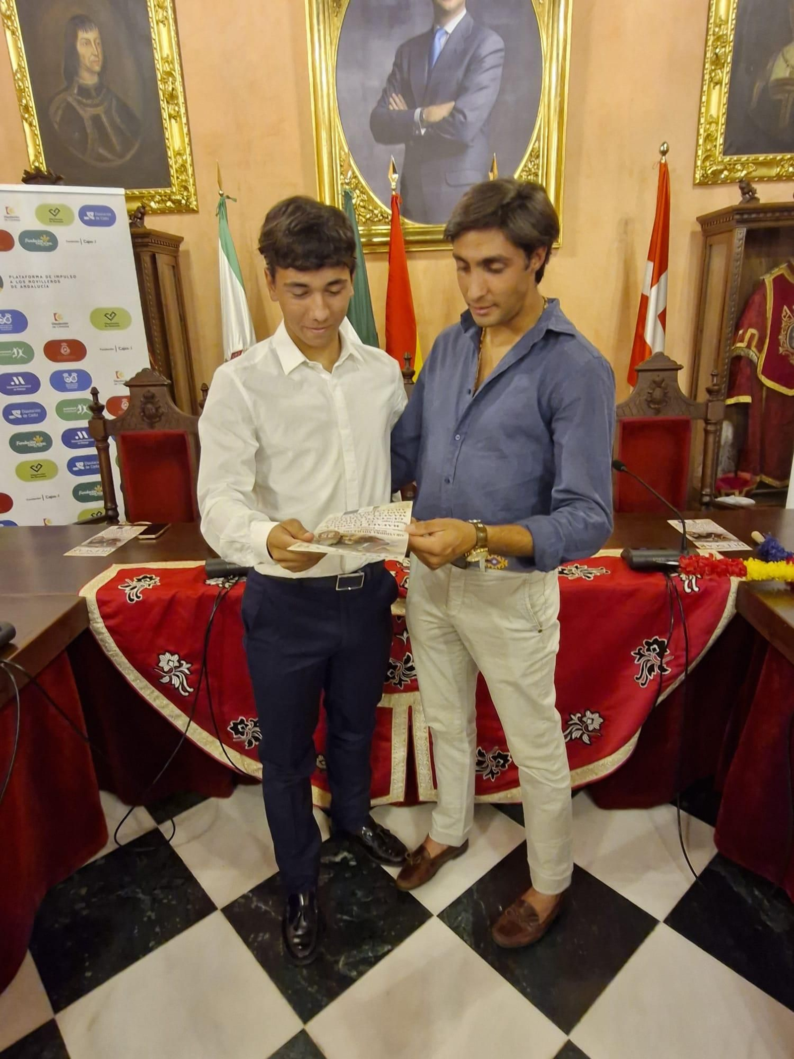 Fandila y Pablo Fernández repasan el cartel de la novillada que se celebrará en Huéscar.