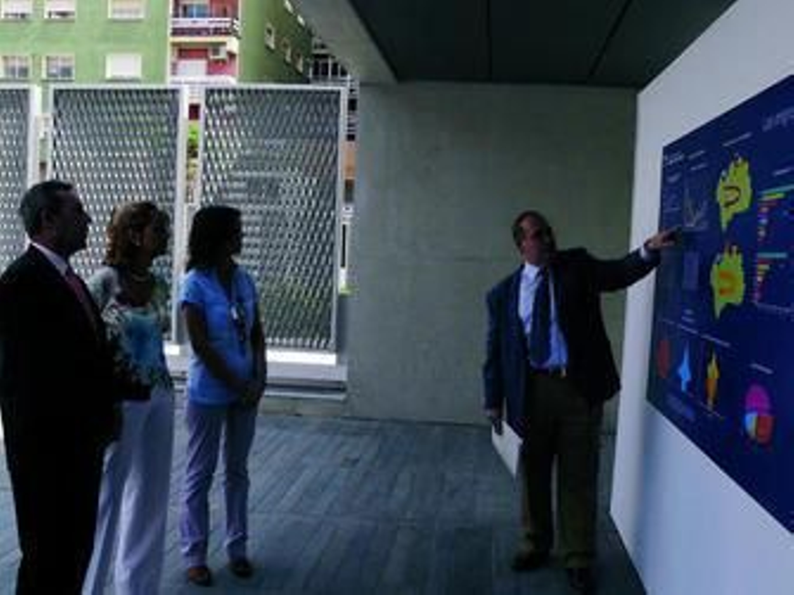 Cáceres, Eguilor y Callejón en un recorrido por la exposición.