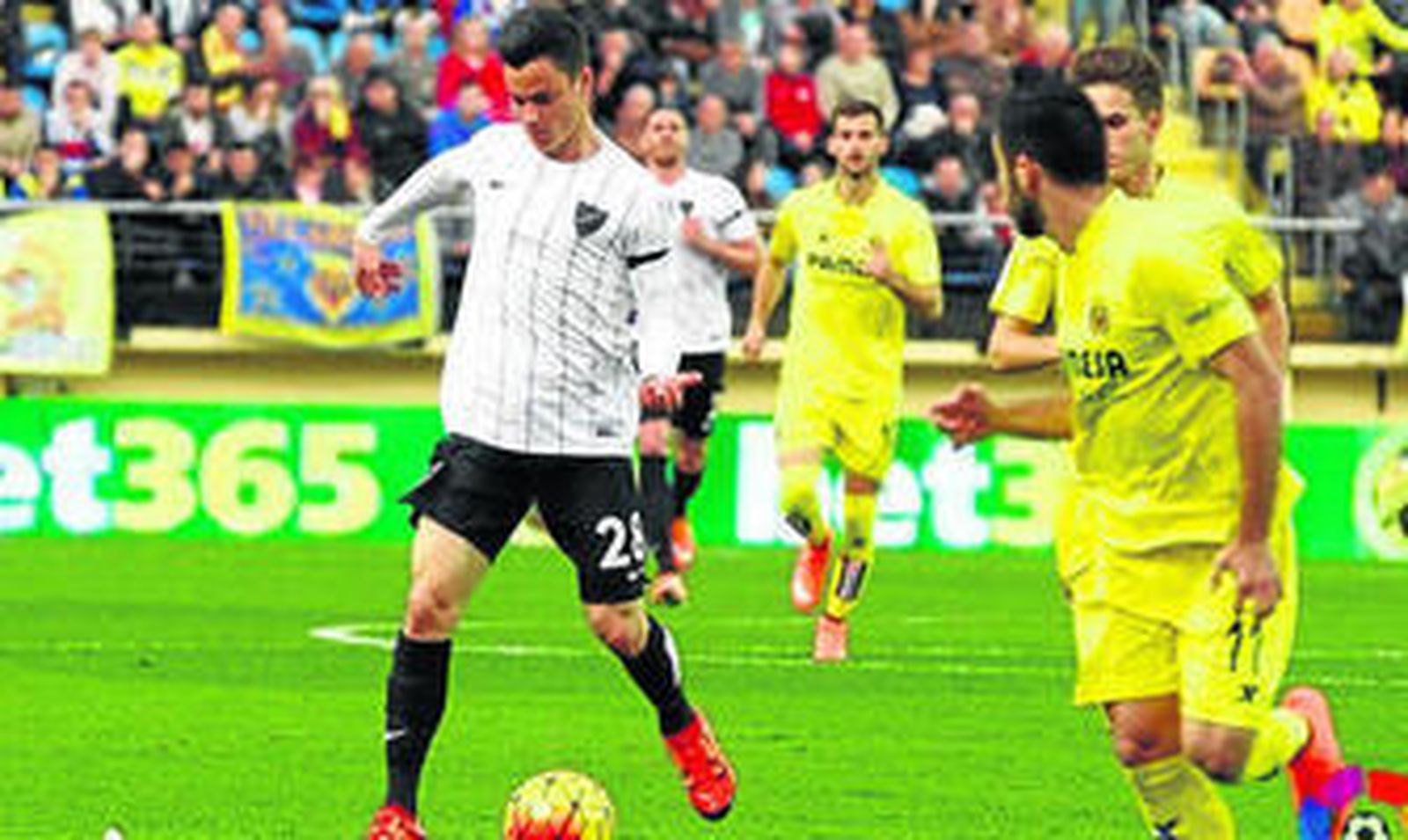 Juanpi conduce un balón.