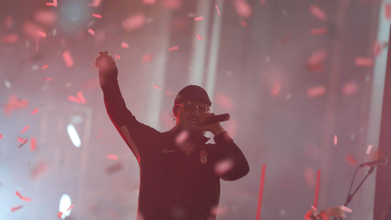 Dellafuente enfundado en una sudadera del Granada canta durante su directo.