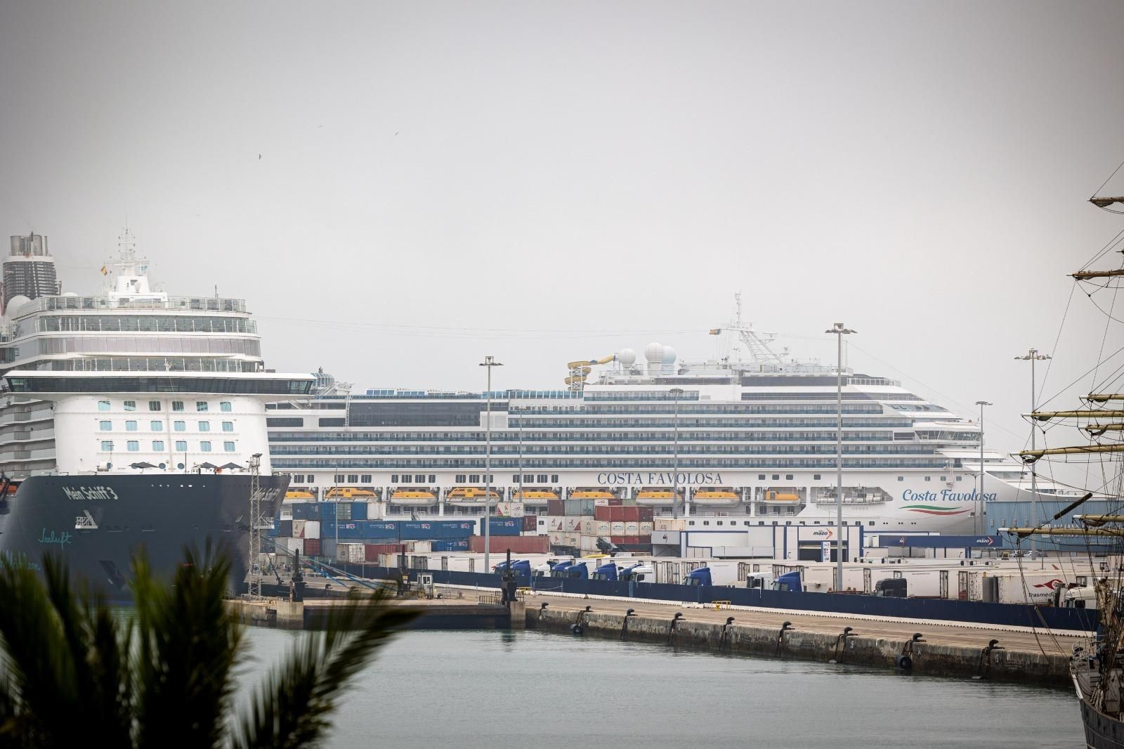 El Costa Favolosa, atracado en el Muelle de la Libertad, donde habitualmente opera Armas Trasmediterránea