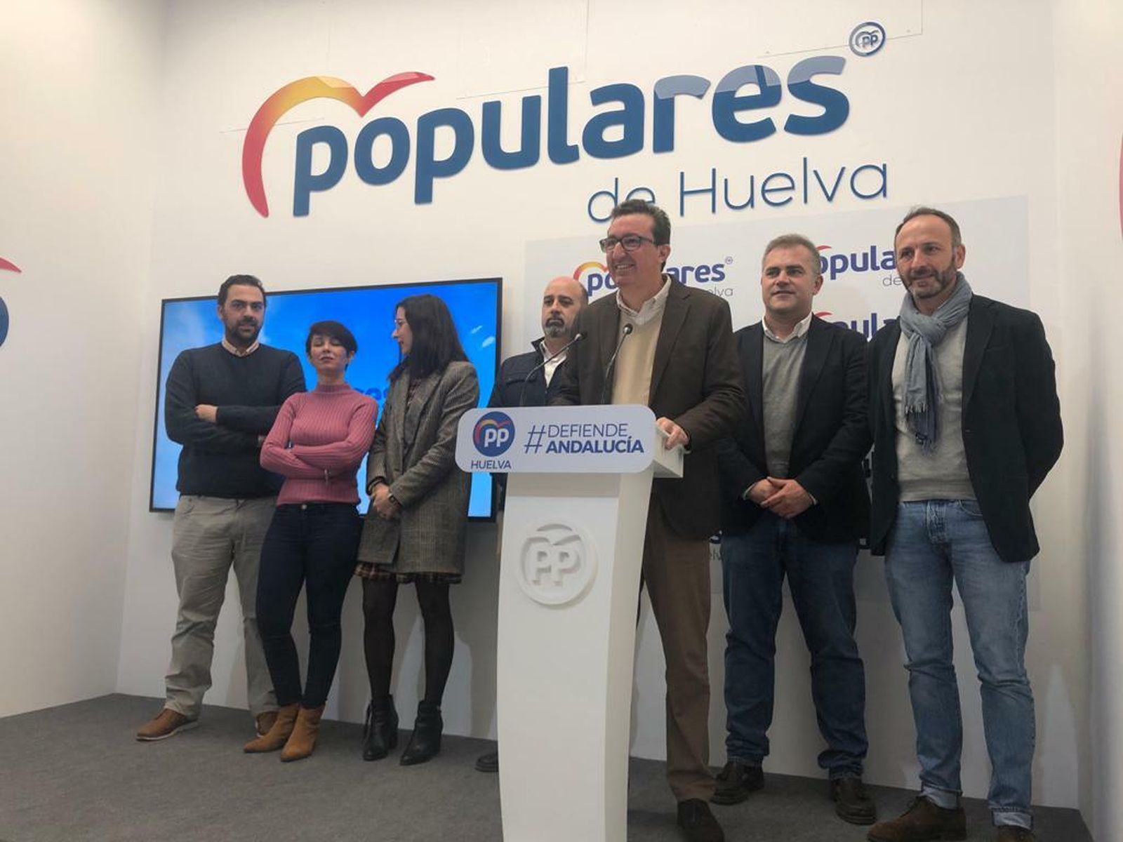 El presidente del PP de Huelva, Manuel Andrés González, esta mañana, en rueda de prensa.