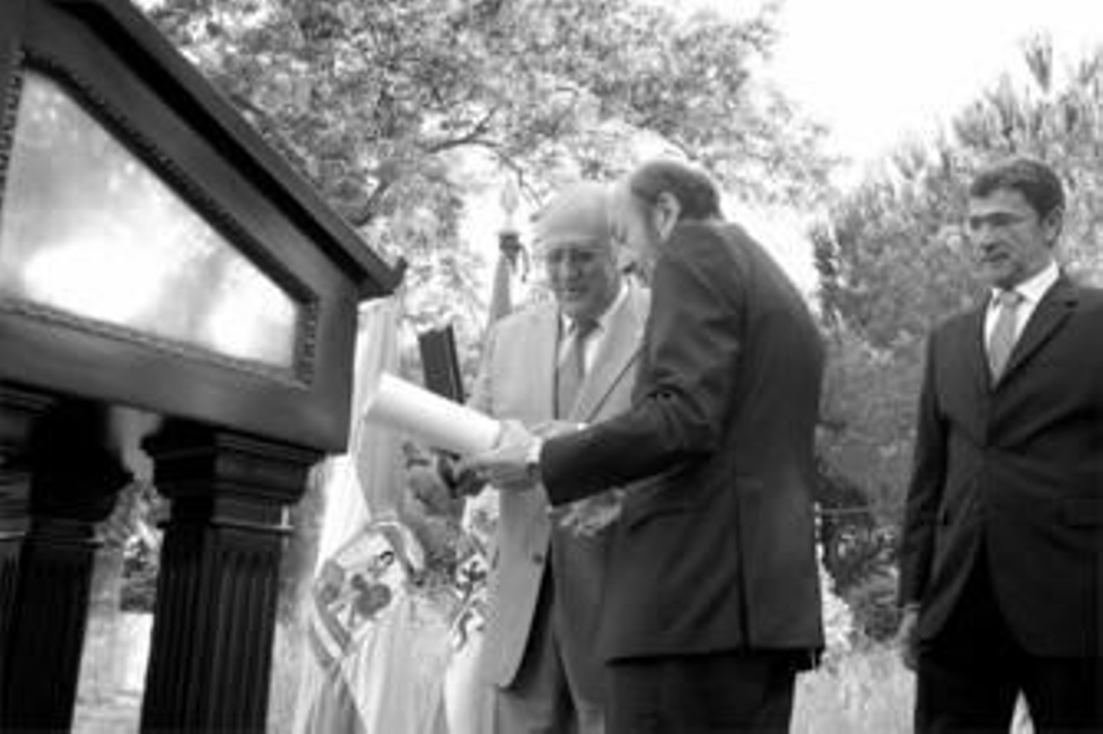 Sergio González Otal recibe la Medalla al Mérito en el Trabajo de manos de Rubalcaba, ayer en Algeciras, ante la mirada del alcalde.