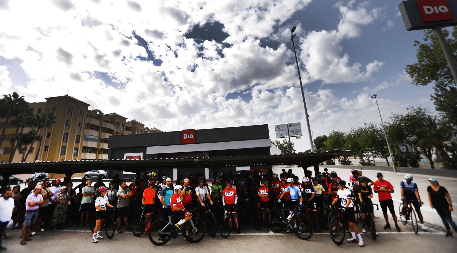 Las imágenes de la concentración en memoria del ciclista atropellado en Algeciras