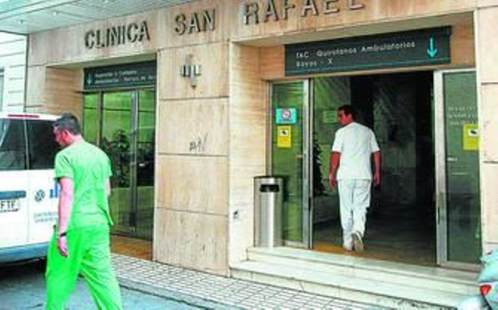 Personal de San Rafael, frente a una de las entradas del hospital de Cádiz.
