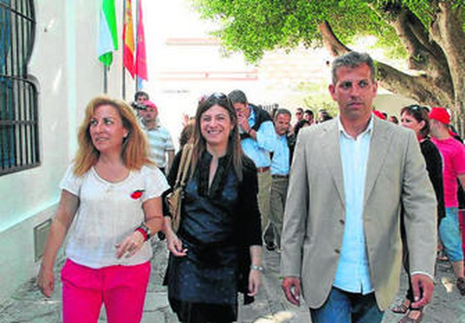 Bibiana Aído (centro), durante su visita ayer a Tarifa.