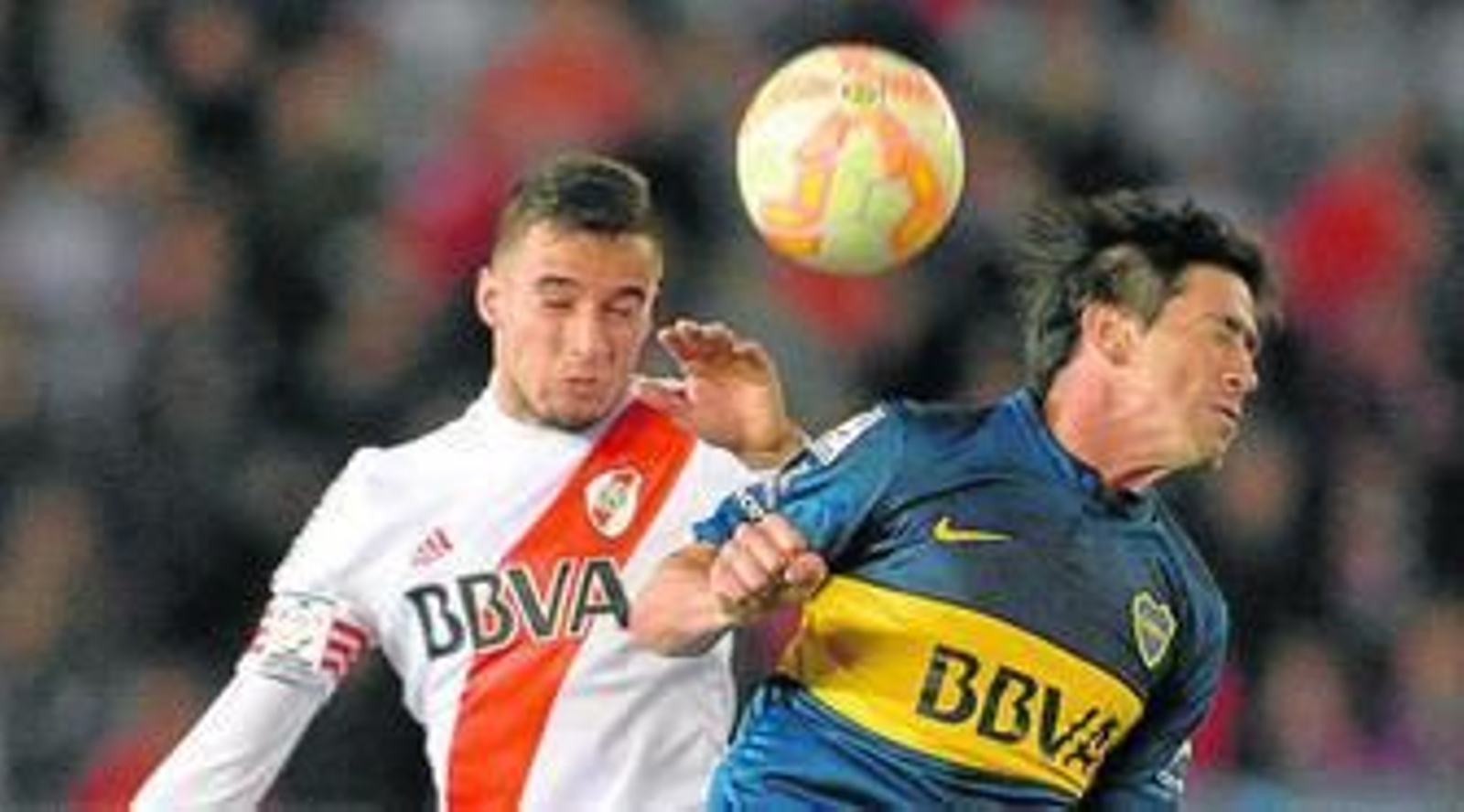 Pablo Pérez, en un clásico argentino ante River Plate.