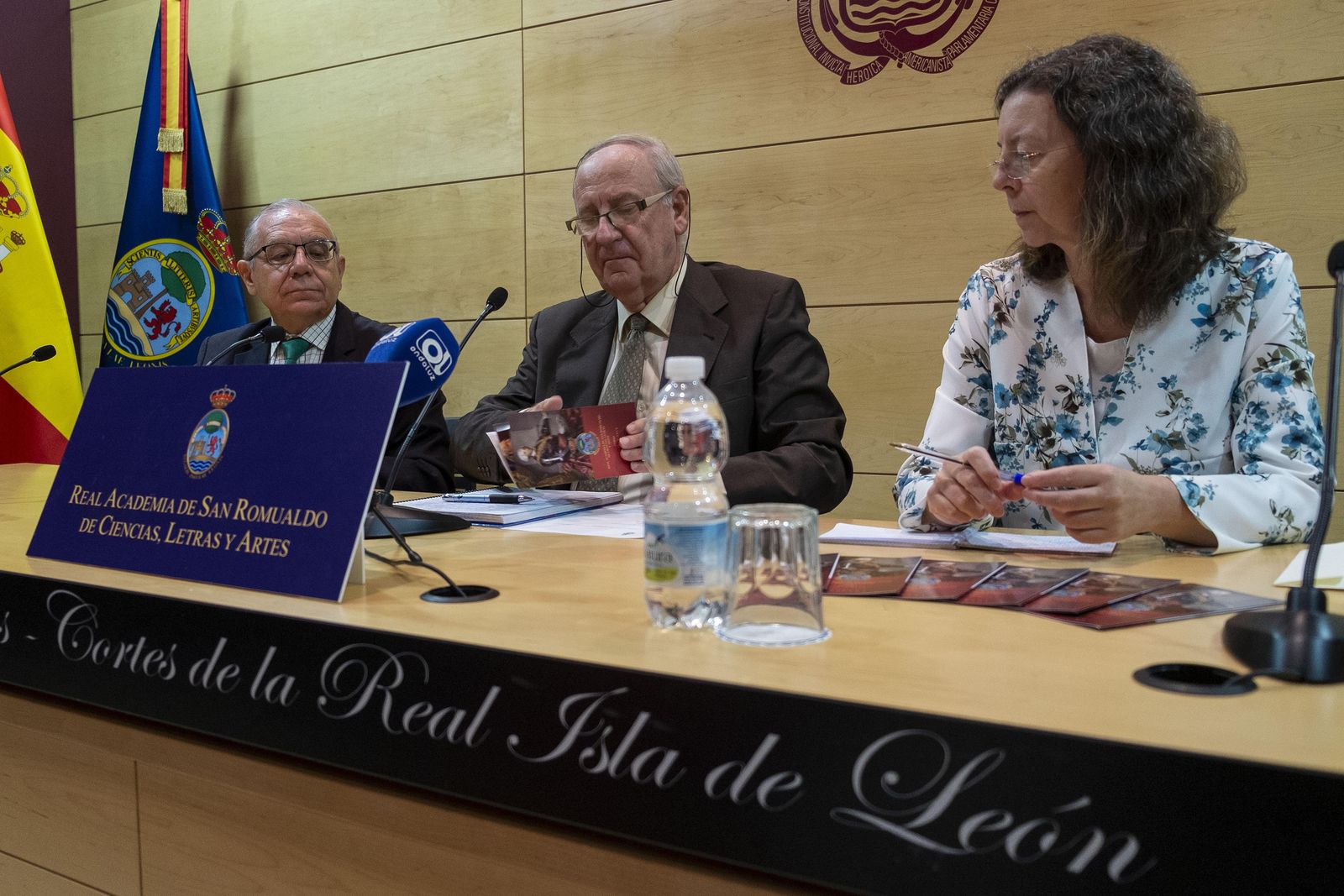 El presidente de la Academia, José Enrique de Benito Dorronzoro, junto a Adelaida Bordés y Juan Torrejón, miembros de la directiva, en una imagen de archivo.